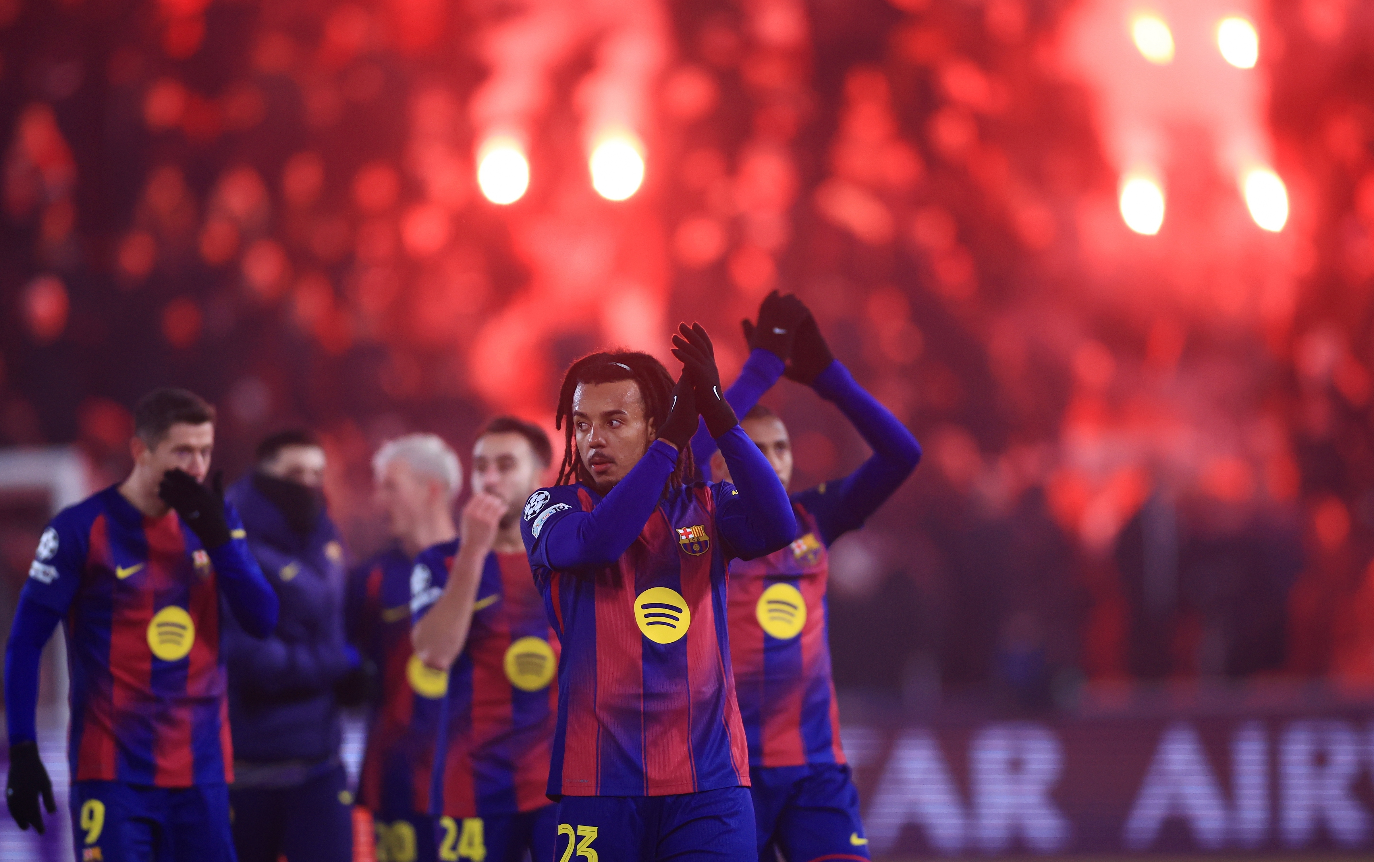 PRAGUE (Czech Republic), 21/01/2026.- Barcelona's Jules Kounde (C-front) greets their supporters, as flares lighted by their fans in the tribune is seen in the background, after winning the UEFA Champions League match between SK Slavia Praha and FC Barcelona, in Prague, Czechia, 21 January 2026. (Liga de Campeones, Praga) EFE/EPA/MARTIN DIVISEK