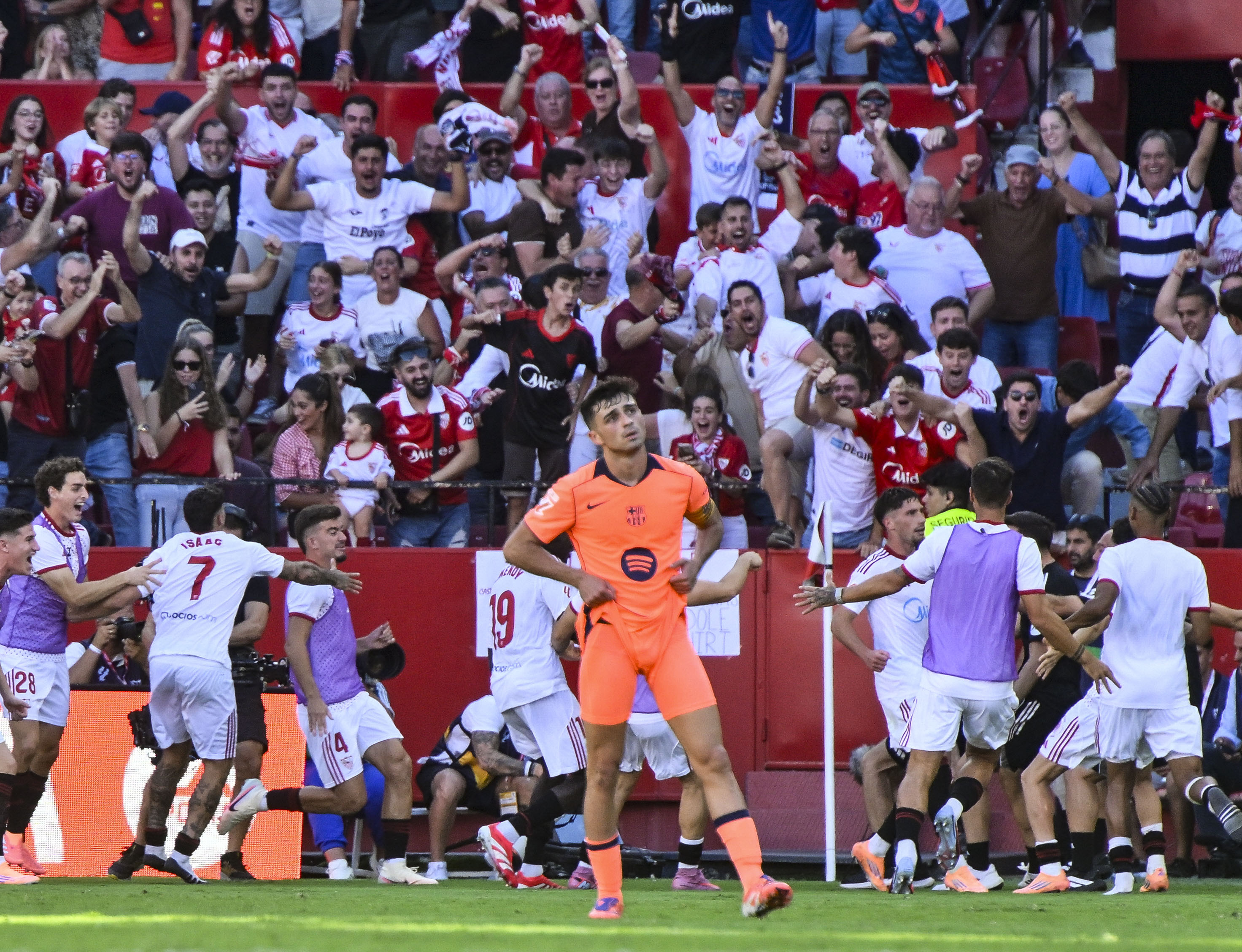 José Carmona celebra su gol contra el Barcelona
