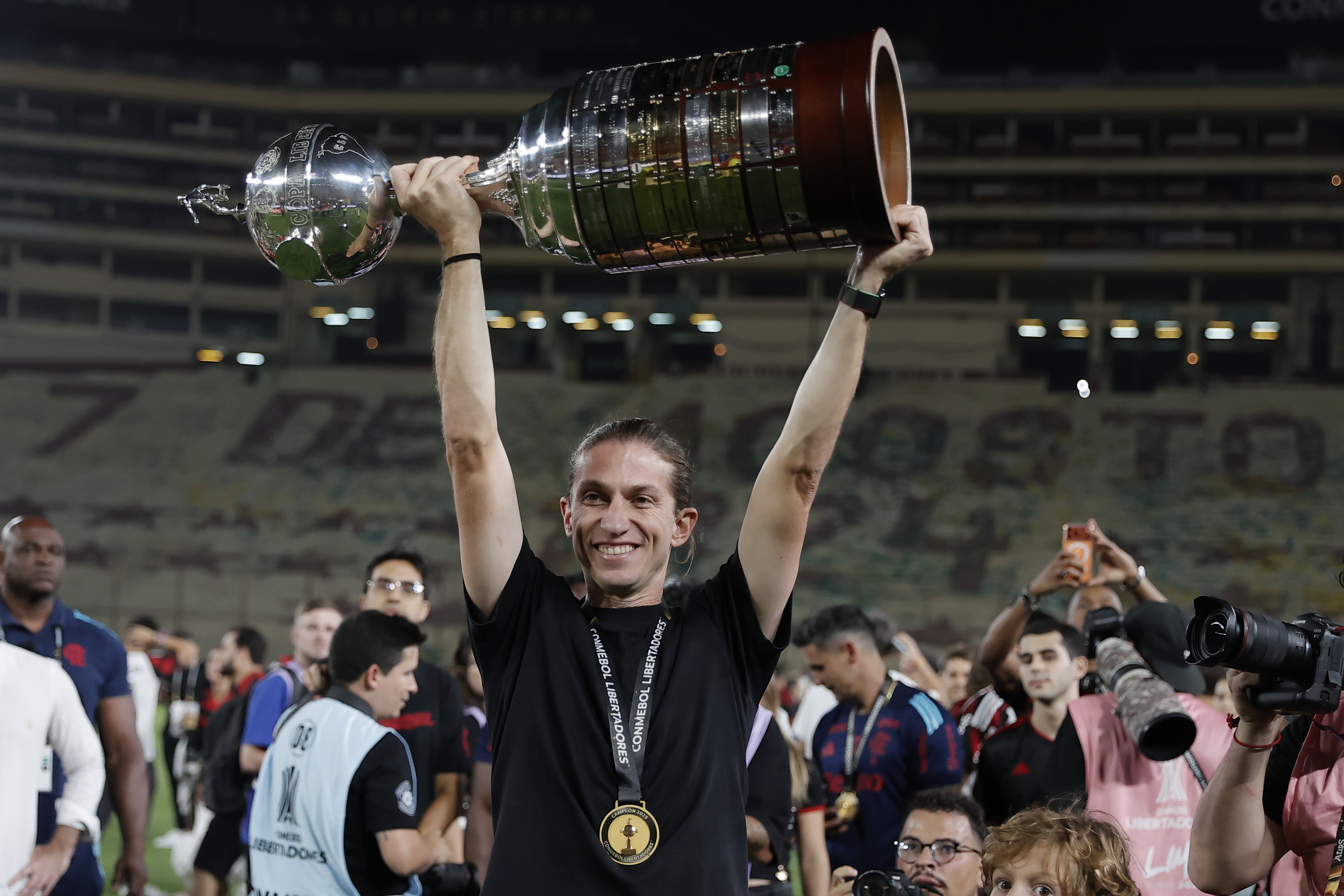 AMDEP9840. LIMA (PERÚ), 29/11/2025.- El entrenador de Flamengo Filipe Luís celebra con el trofeo de la Copa Libertadores este sábado, en el estadio Monumental U, en Lima (Perú). EFE/ José Jácome
