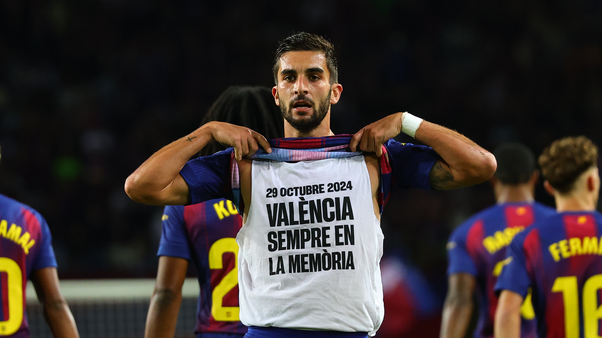 Ferran Torres celebra el 2-0 al Elche recordando a las víctimas de la DANA de Valencia con un mensaje bajo la camiseta oficial. 


