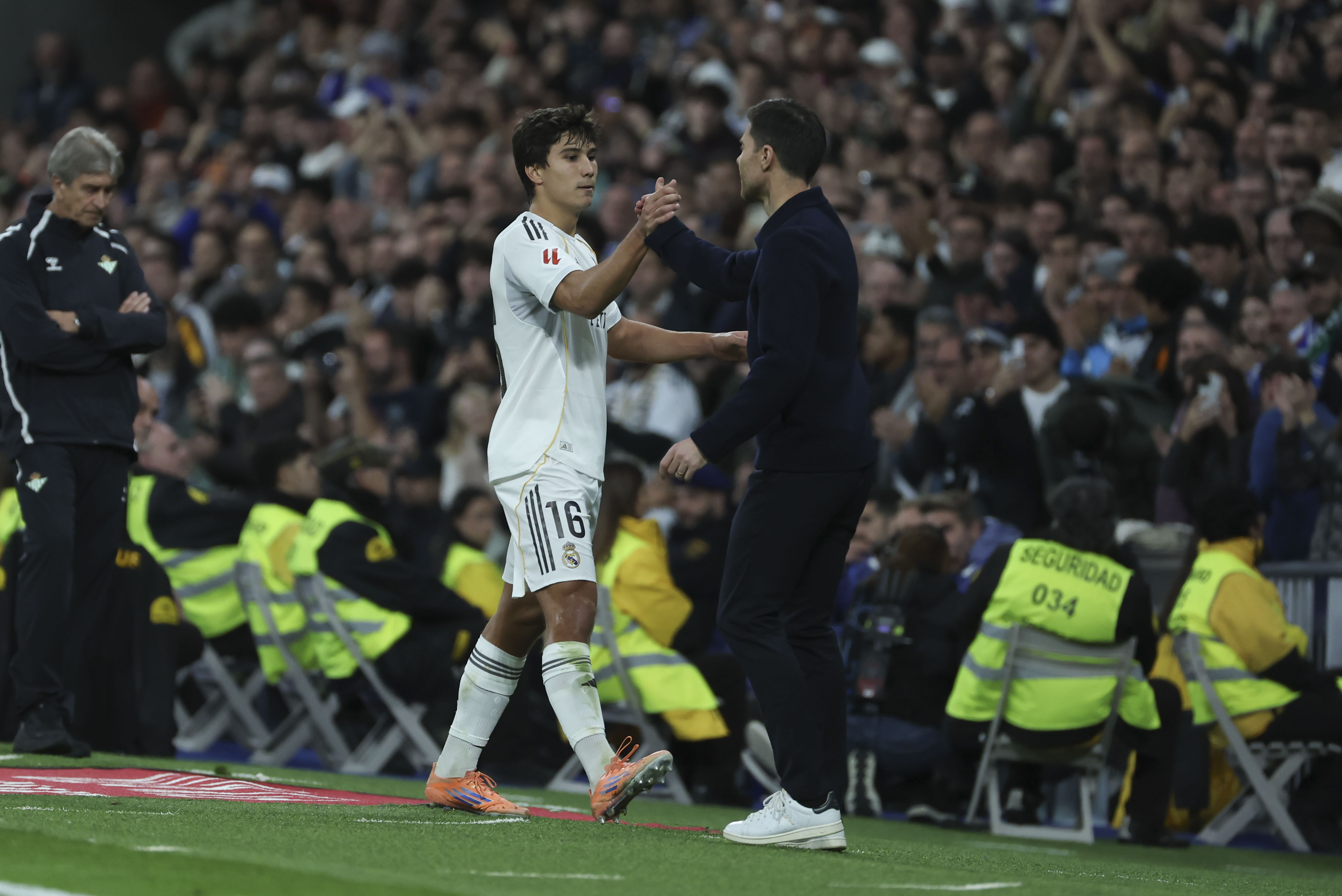 MADRID, 04/01/2026.- El delantero del Real Madrid Gonzalo García saluda al entrenador, Xabi Alonso, tras ser sustituido en el partido de LaLiga entre el Real Madrid y el Betis, este domingo en el estadio Santiago Bernabéu. EFE/ Kiko Huesca