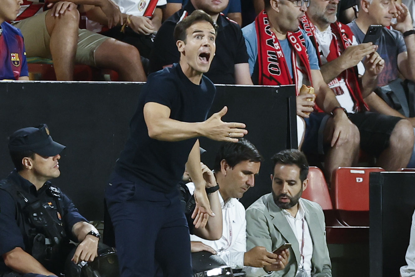 MADRID, 31/08/2025.- El entrenador del Rayo Vallecano Iñigo Pérez durante el partido de la tercera jornada de LaLiga entre el Rayo Vallecano y el FC Barcelona, este domingo en el estadio de Vallecas. EFE/Chema Moya
