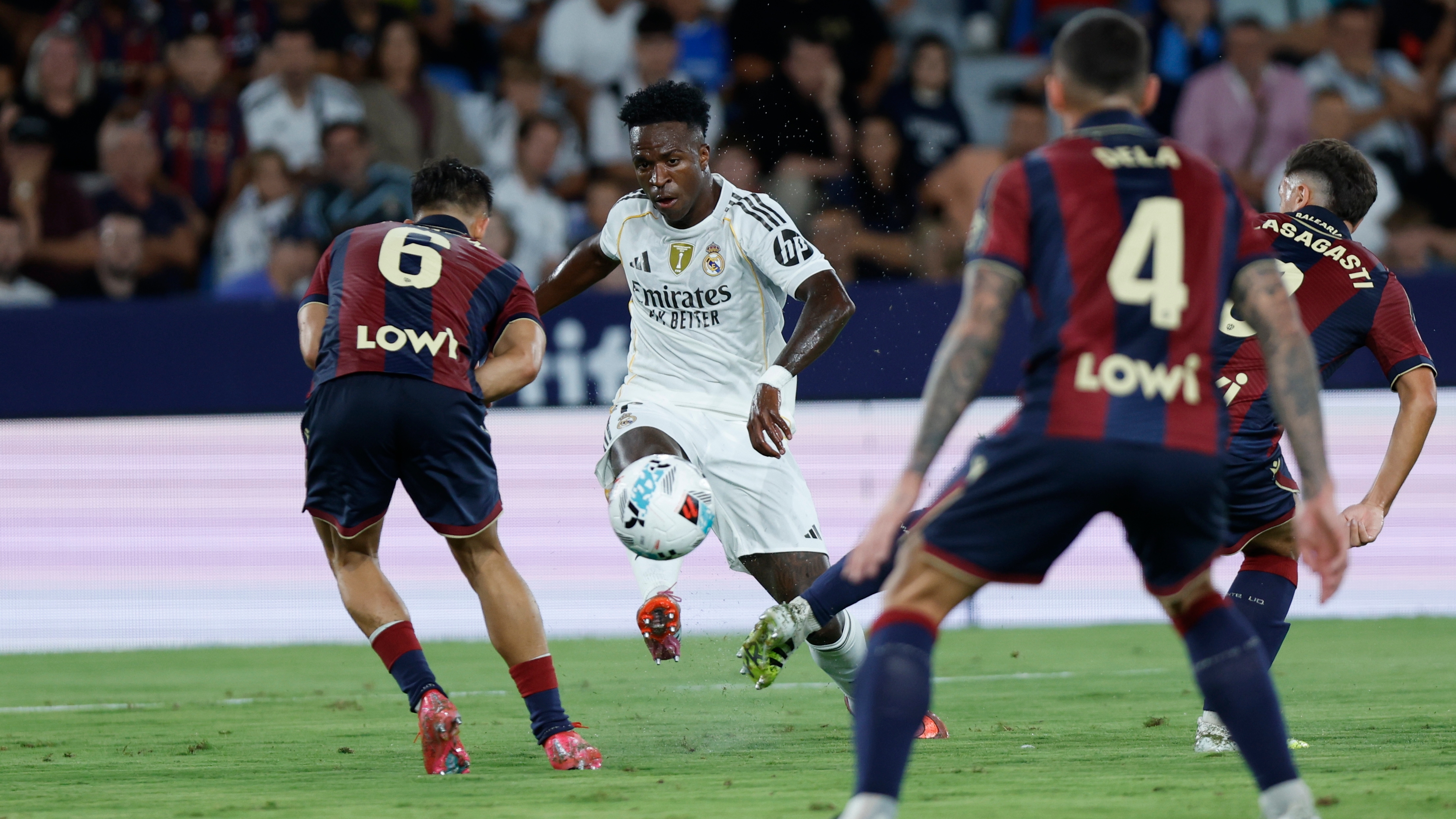 VALENCIA, 23/09/2025.- El delantero del Real Madrid Vinicius Junior (2-i) chuta para marcar ante el Levante, durante el partido de la sexta jornada de LaLiga EA Sports que Levante UD y Real Madrid disputan hoy martes en el estadio Ciutat de Valencia. EFE/Biel Aliño