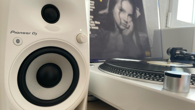 Este tocadiscos con altavoces de Pioneer DJ es ideal para amantes del vinilo  - Showroom