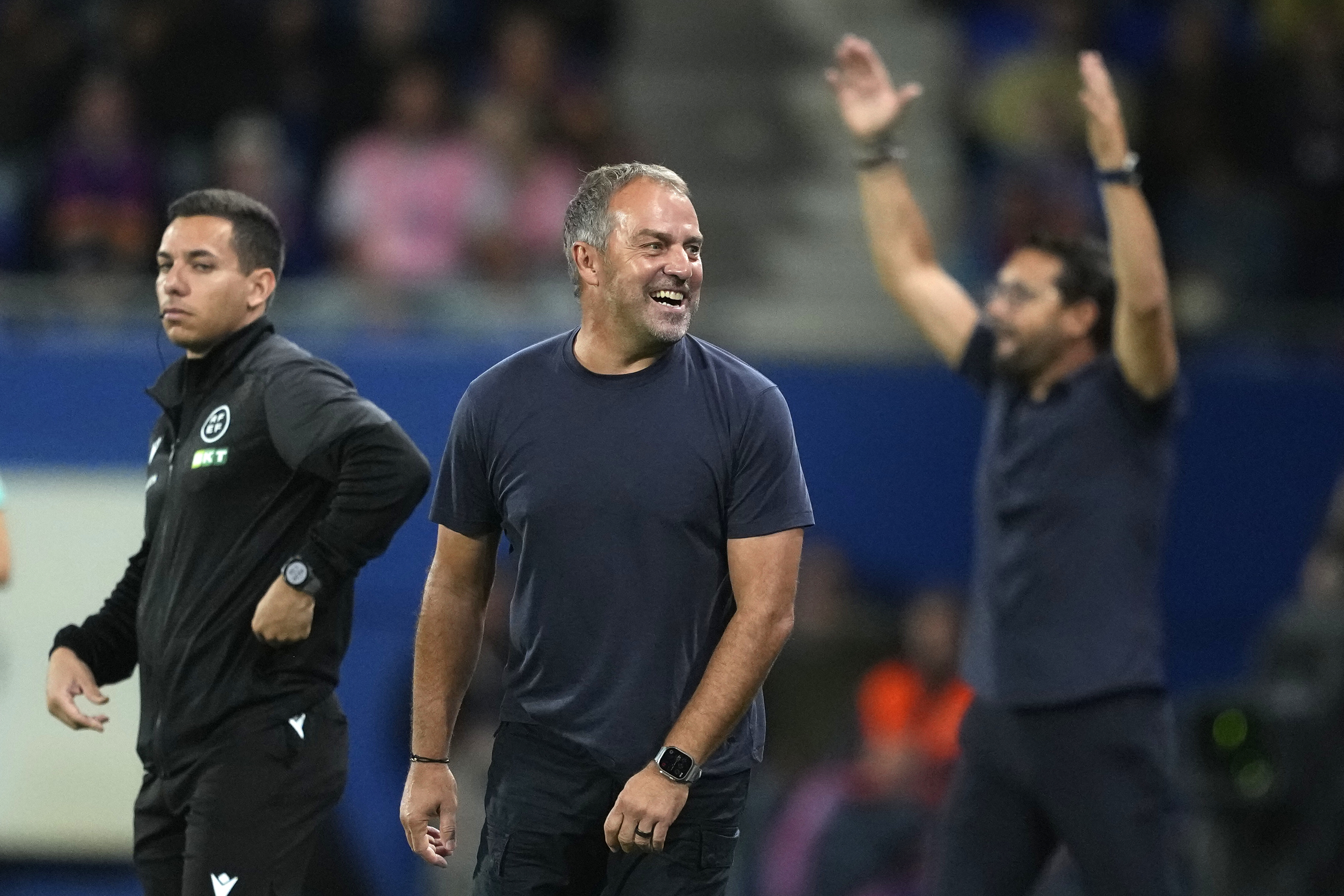 BARCELONA, 21/09/2025.- El entrenador del Barcelona Hansi Flick (c) durante el partido de la jornada 5 de LaLiga EA Sports que disputan FC Barcelona y Getafe CF este domingo en el Estadi Johan Cruyff. EFE/ Alejandro García
