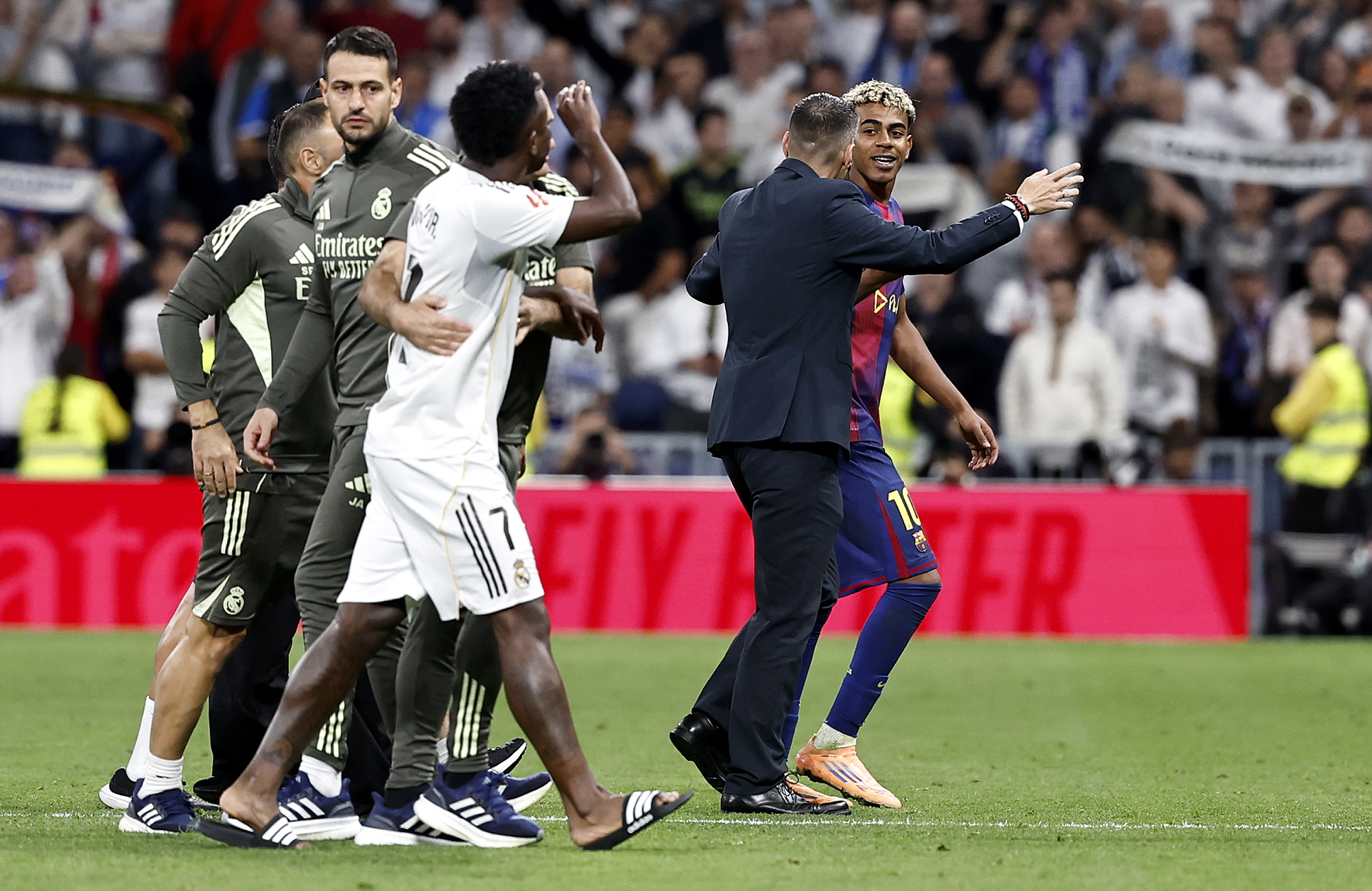 Vinicius increpa a Lamine Yamal. 