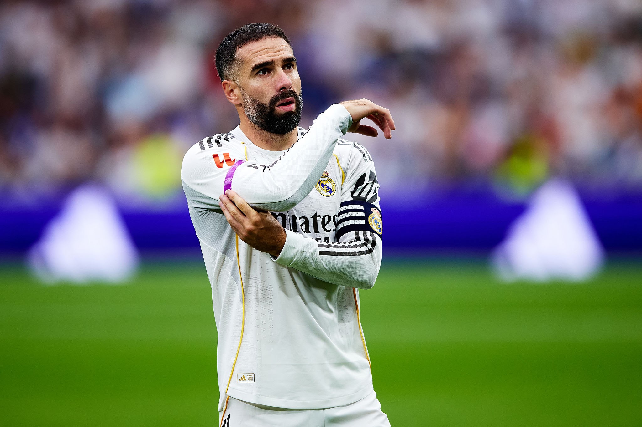 Carvajal, con el brazalete del Real Madrid, antes de un partido.