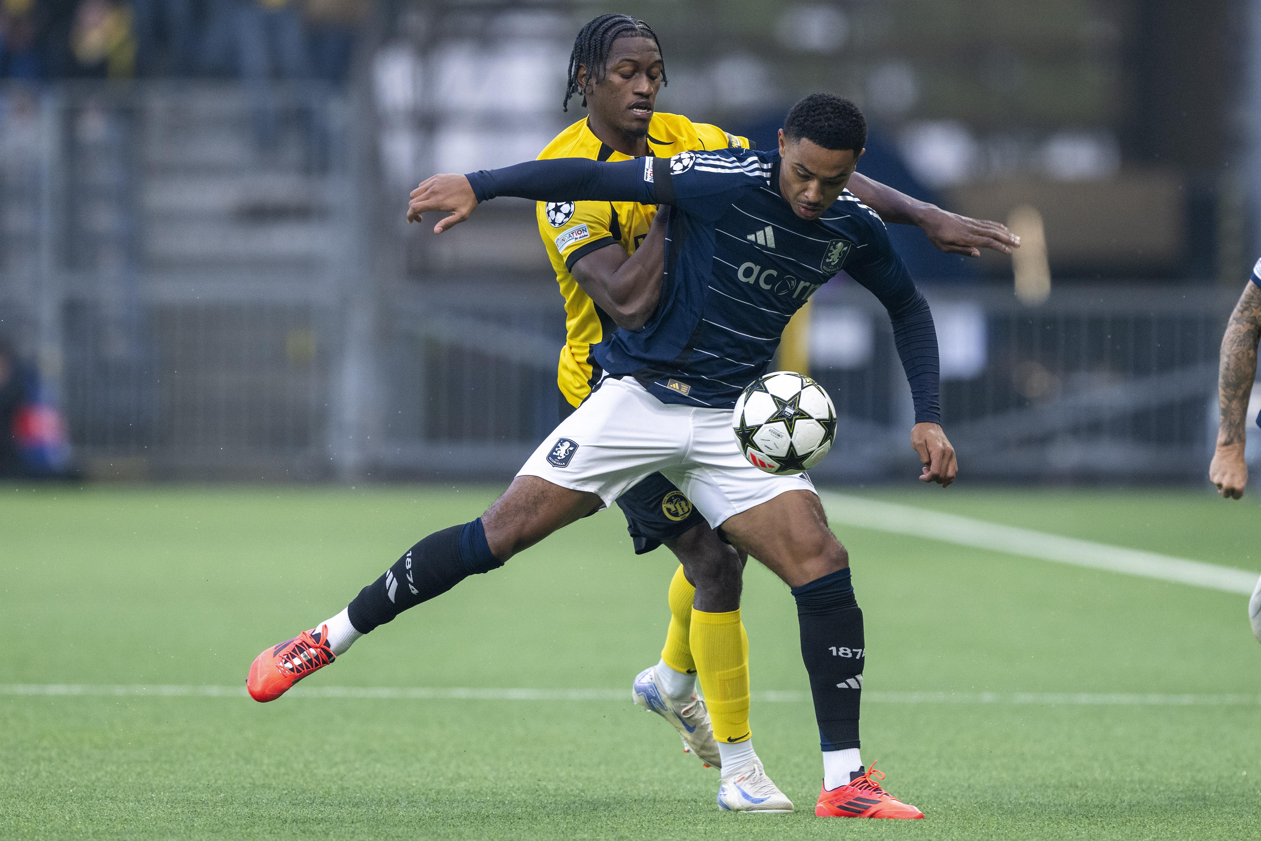 Bern (Switzerland Schweiz Suisse), 17/09/2024.- YB's Joel Monteiro (L) in action against Aston Villa's Jacob Ramsey during the UEFA Champions League soccer match between BSC Young Boys and Aston Villa FC, at the Wankdorf stadium in Bern, Switzerland, 17 September 2024. (Liga de Campeones, Suiza) EFE/EPA/PETER SCHNEIDER
