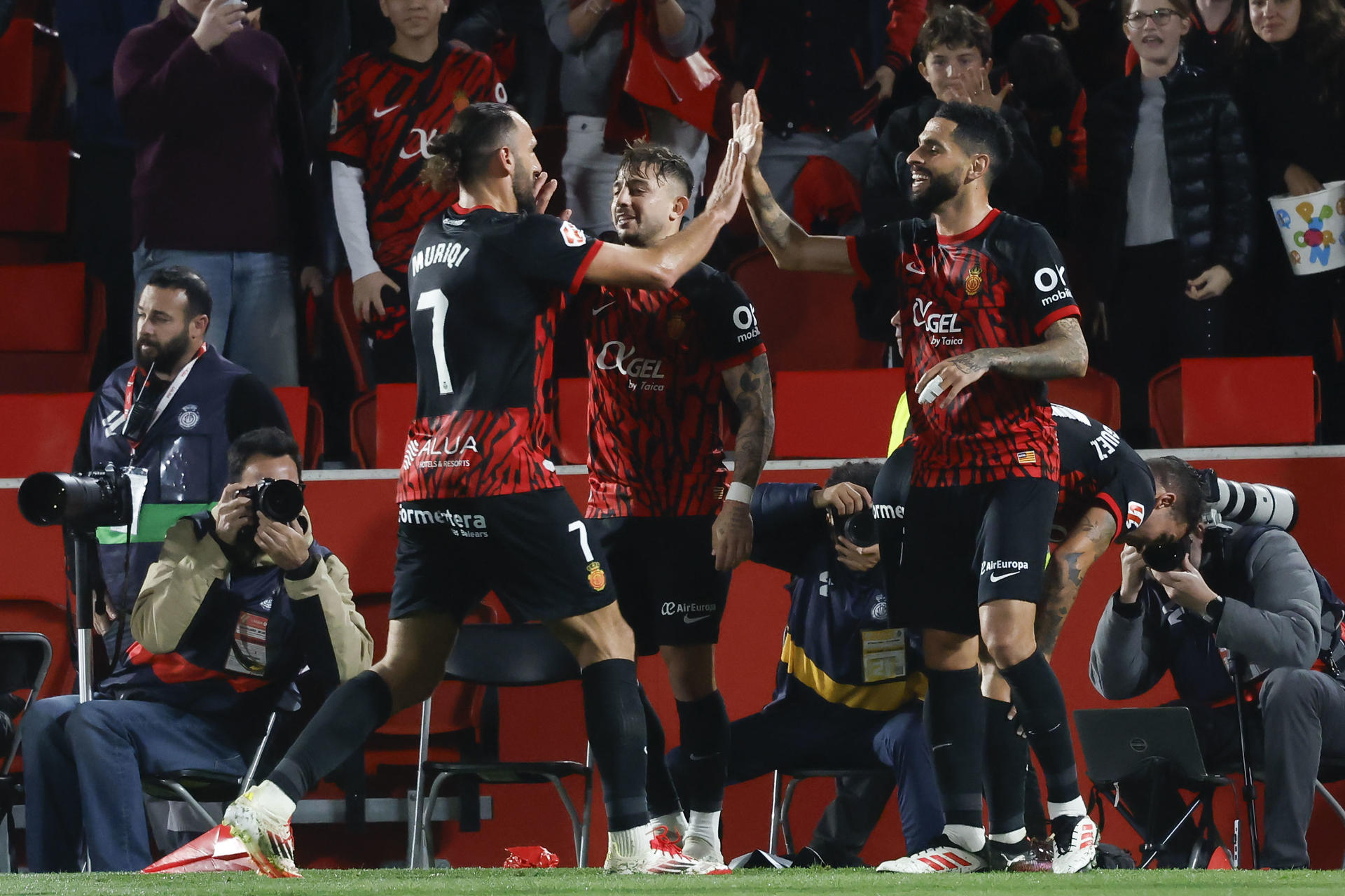 El delantero mallorquinista, Vedat Muriqi, celebra un gol con sus compa?eros Maffeo y Mascarell.