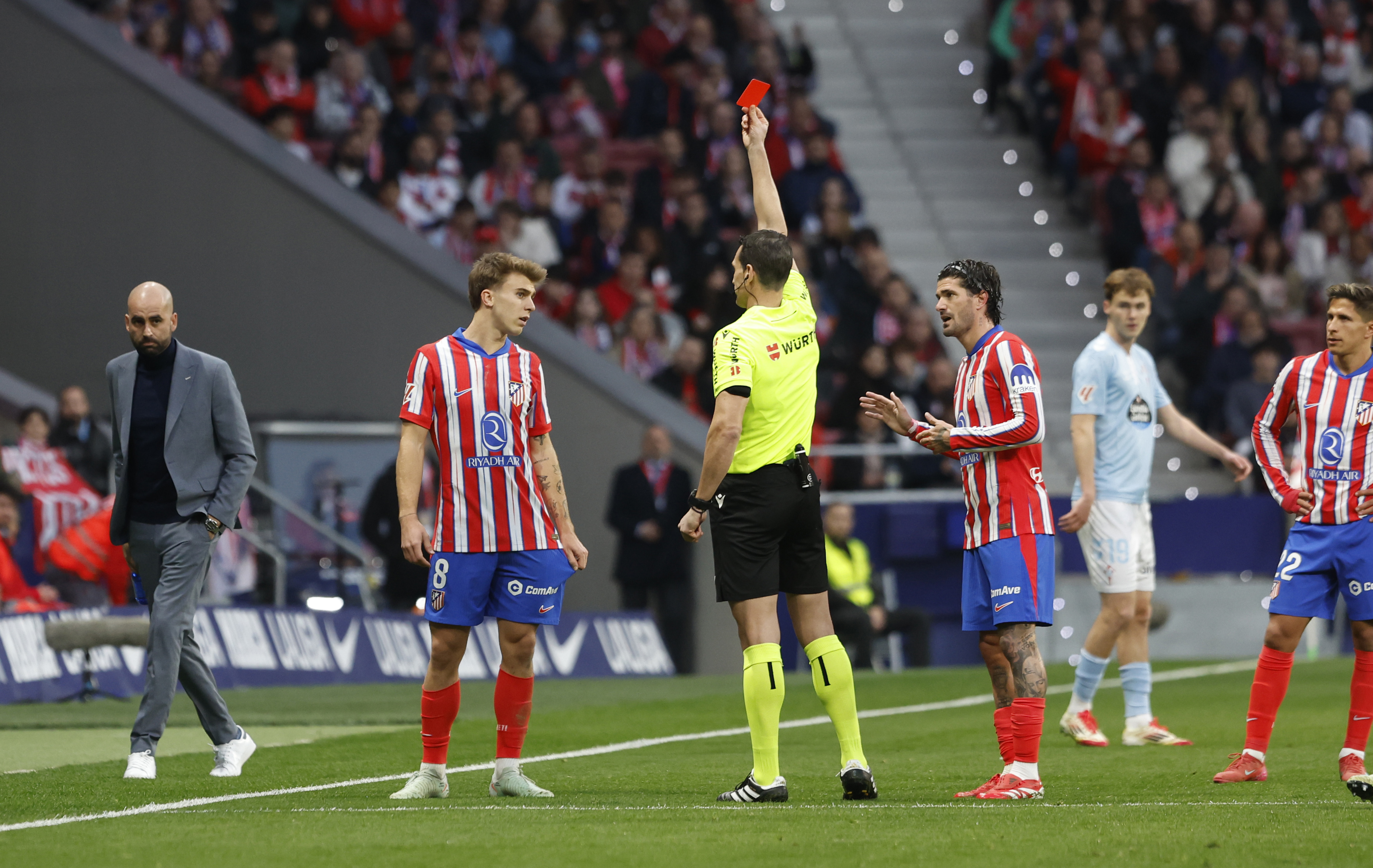 15/02/25 - ATLETICO DE MADRID VS CELTA: Martínez Munuera expulsa a Pablo Barrios.