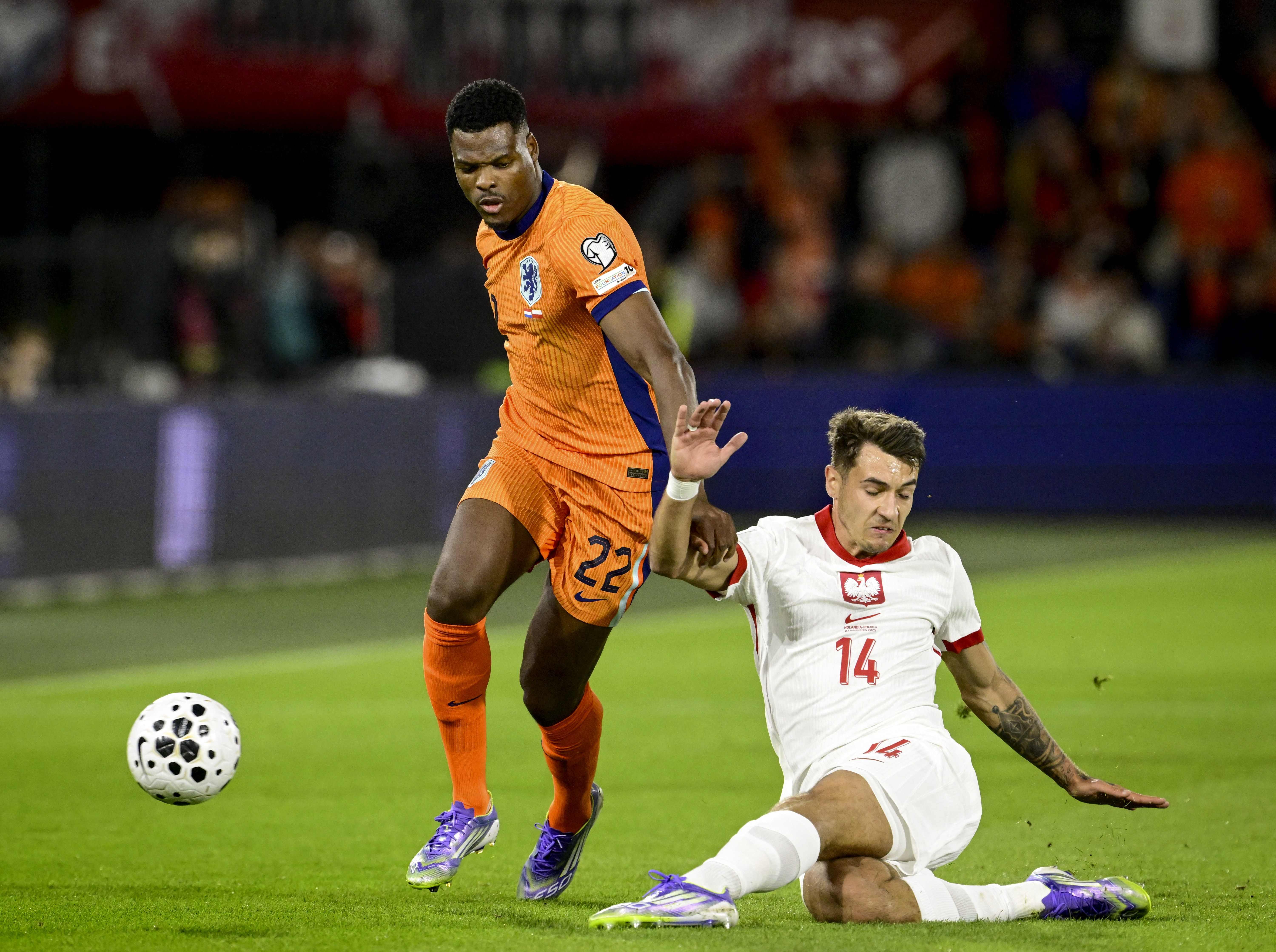 (L-R) Denzel Dumfries of the Netherlands and Jakub Kiwior of Poland fight for the ball during the World Cup qualifying match between the Netherlands and Poland at De Kuip Stadium in Rotterdam on September 4, 2025. (Photo by Olaf Kraak / ANP / AFP) / Netherlands OUT