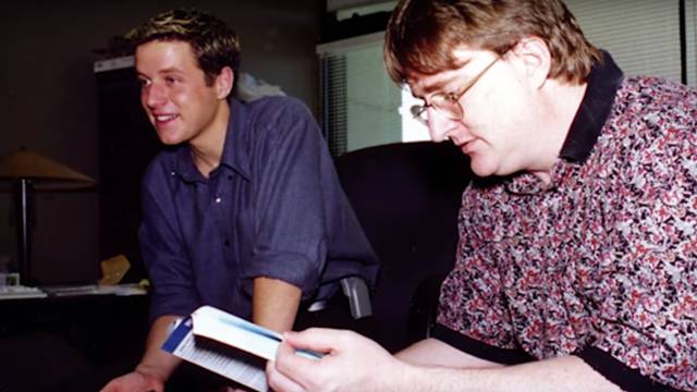 Fotograma del documental. En la foto, el periodista Geoff Keighley y Gabe Newell. 