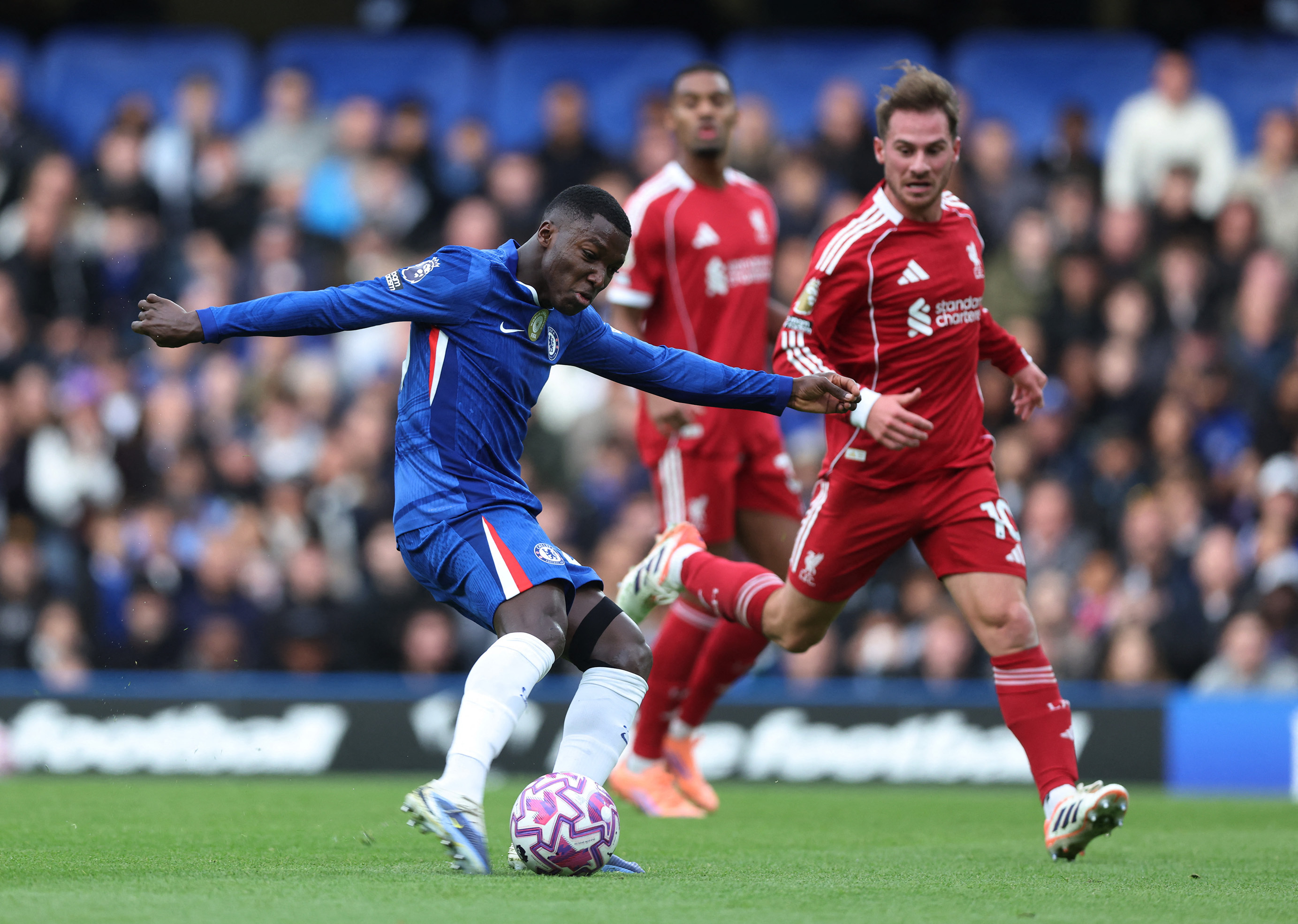 Soccer Football - Premier League - Chelsea v Liverpool - Stamford Bridge, London, Britain - October 4, 2025 Chelsea's Moises Caicedo scores their first goal REUTERS/David Klein EDITORIAL USE ONLY. NO USE WITH UNAUTHORIZED AUDIO, VIDEO, DATA, FIXTURE LISTS, CLUB/LEAGUE LOGOS OR 'LIVE' SERVICES. ONLINE IN-MATCH USE LIMITED TO 120 IMAGES, NO VIDEO EMULATION. NO USE IN BETTING, GAMES OR SINGLE CLUB/LEAGUE/PLAYER PUBLICATIONS. PLEASE CONTACT YOUR ACCOUNT REPRESENTATIVE FOR FURTHER DETAILS..