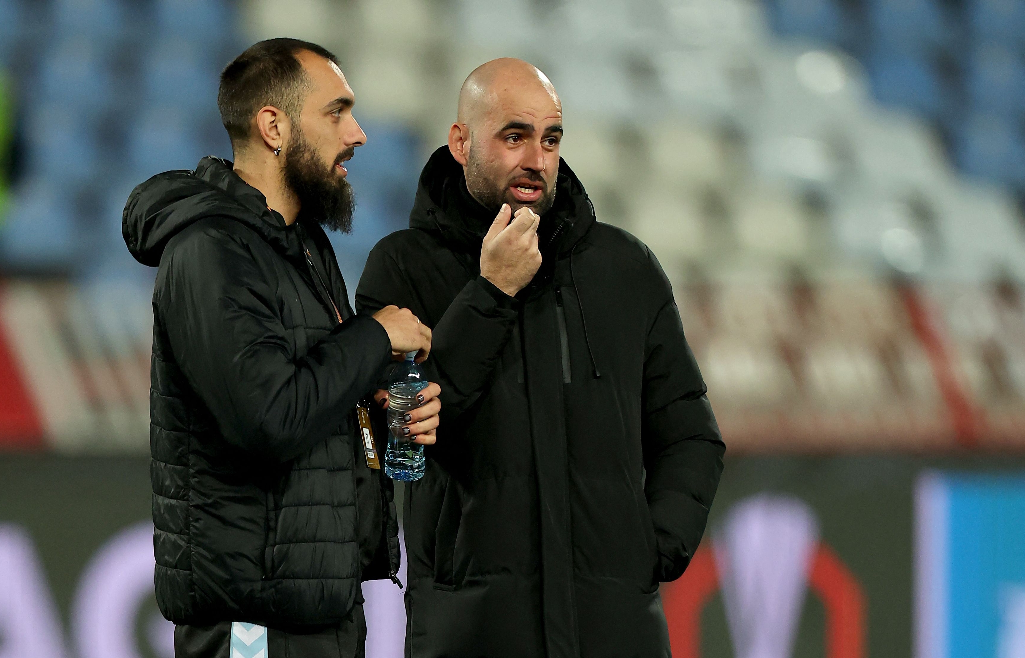 Celta's Borja Iglesias (L) and head coach Claudio Giraldez (R) speak ahead of the UEFA Europa League - League phase, Matchday 8 - football match between FK Crvena Zvezda (Red Star Belgrade) and RC Celta de Vigo at the Rajko Mitic Stadium in Belgrade on January 29, 2026. (Photo by Predrag MILOSAVLJEVIC / AFP)