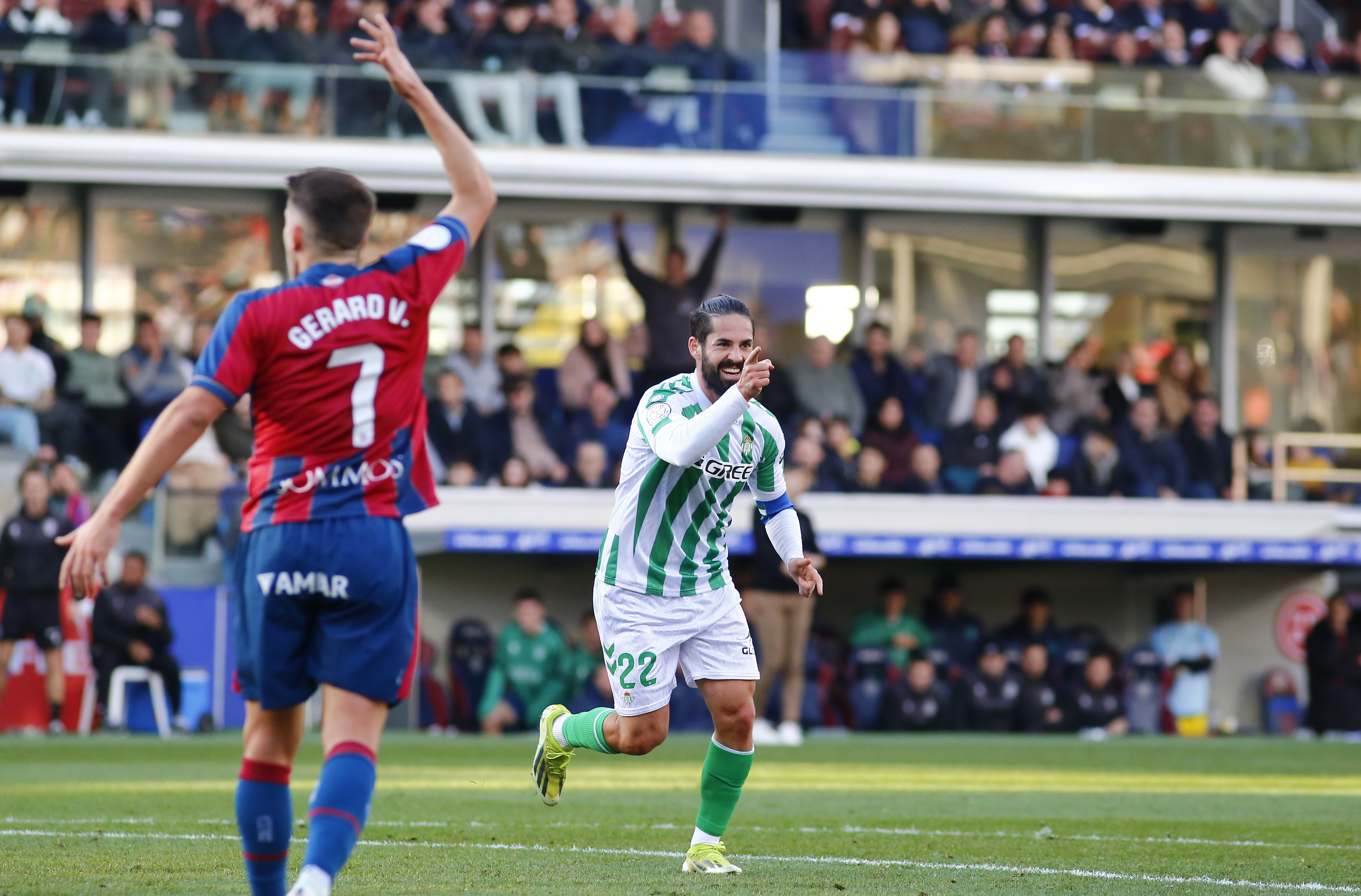 Isco celebra su tanto ante el Huesca.