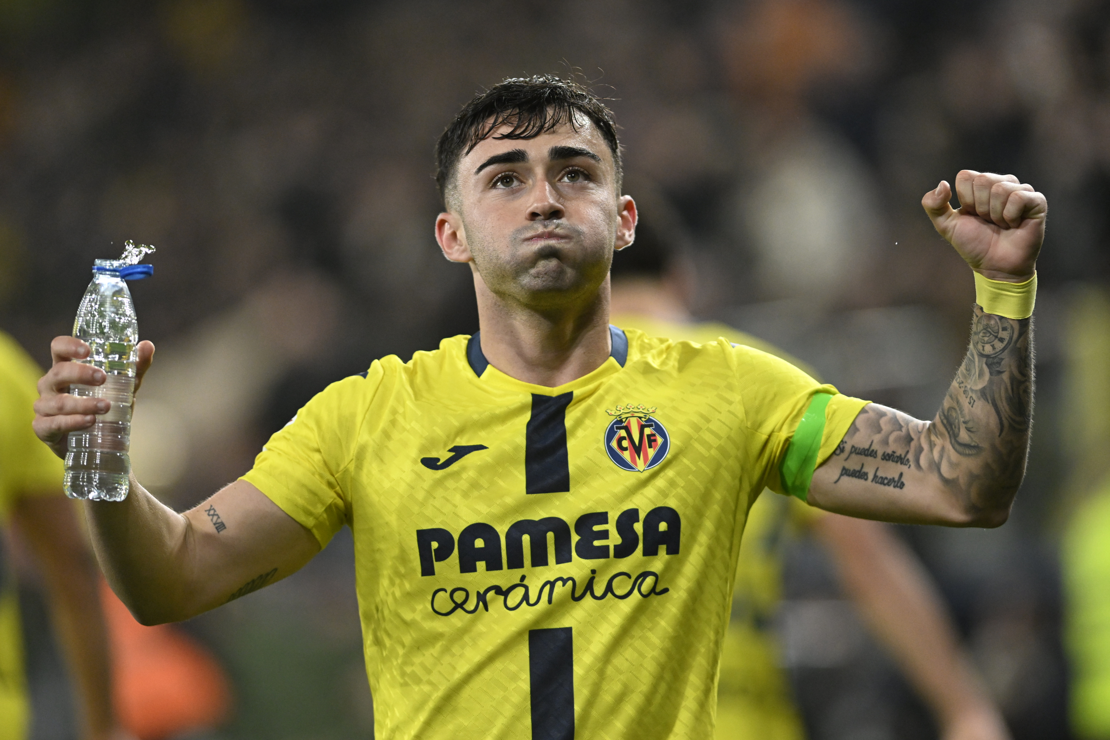 VILLARREAL (CASTELLÓN), 09/02/2026.- El centrocampista del Villarreal Alberto Moleiro celebra su gol, cuarto del equipo, durante el partido de la jornada 23 de LaLiga que Villarreal CF y RCD Espanyol disputan este lunes en el estadio de La Cerámica. EFE/Andreu Esteban
