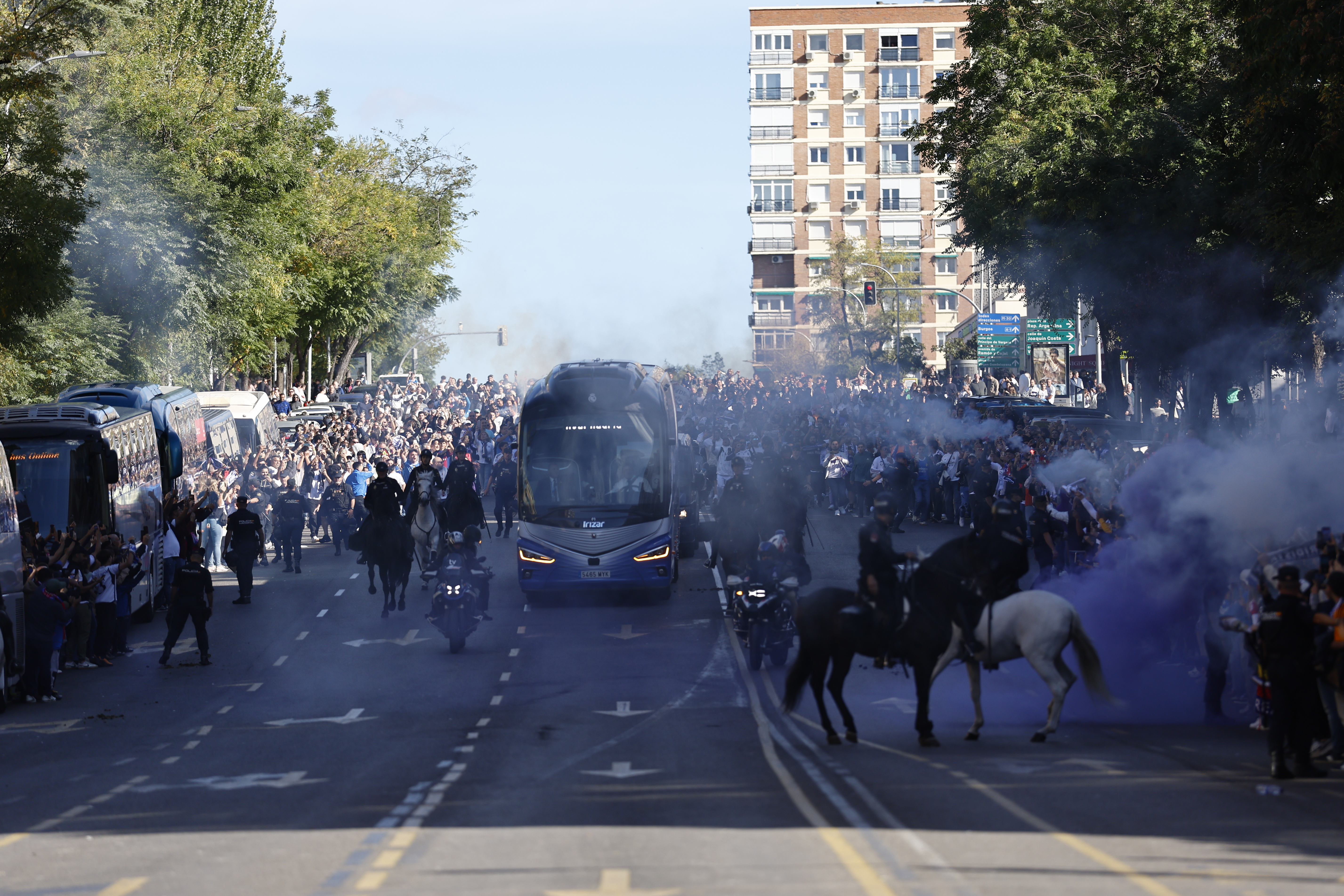 The teams arrive at the Bernabeu.