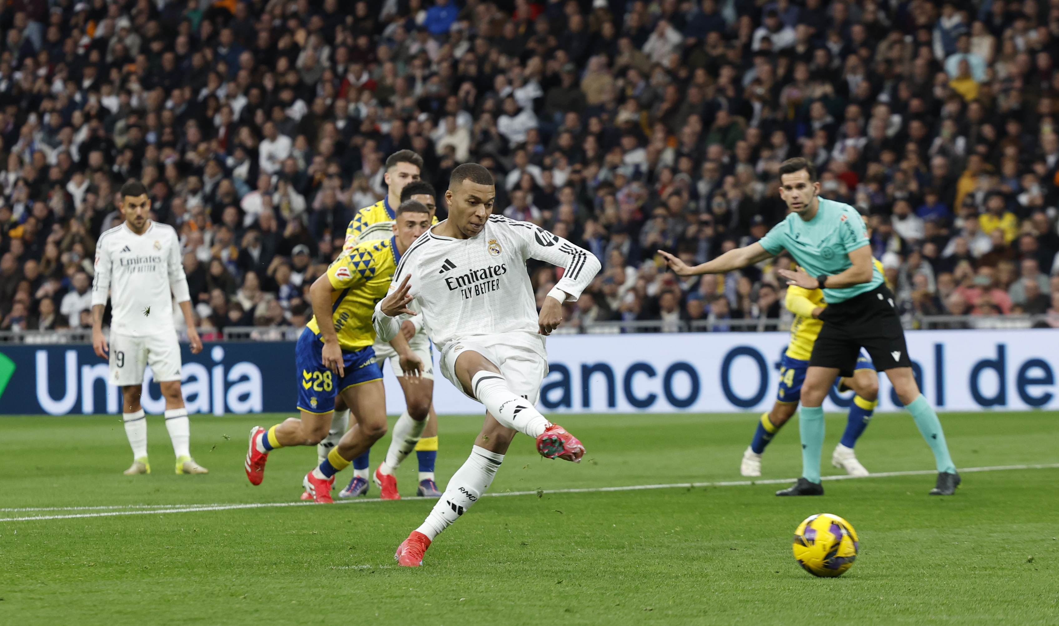 El jugador del Real Madrid, Kylian Mbapp, marca el 1-1 a Las Palmas desde el punto de penalti. 