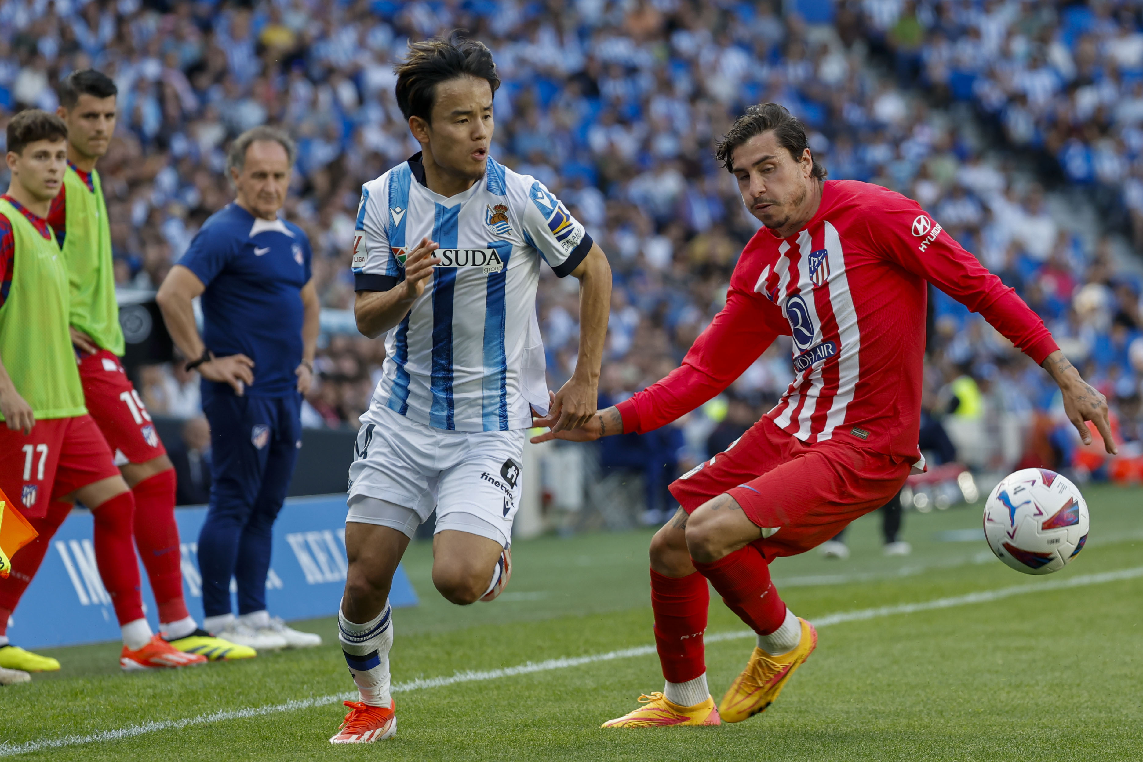 SAN SEBASTIÁN, 25/05/2024.- El delantero japonés de la Take Kubo y el defensa uruguayo del Atlético de Madrid José María Giménez, durante el partido de la jornada 38 de LaLiga EA Sports, este sábado en el estadio Reale Arena en San Sebastián.-EFE/ Juan Herrero
