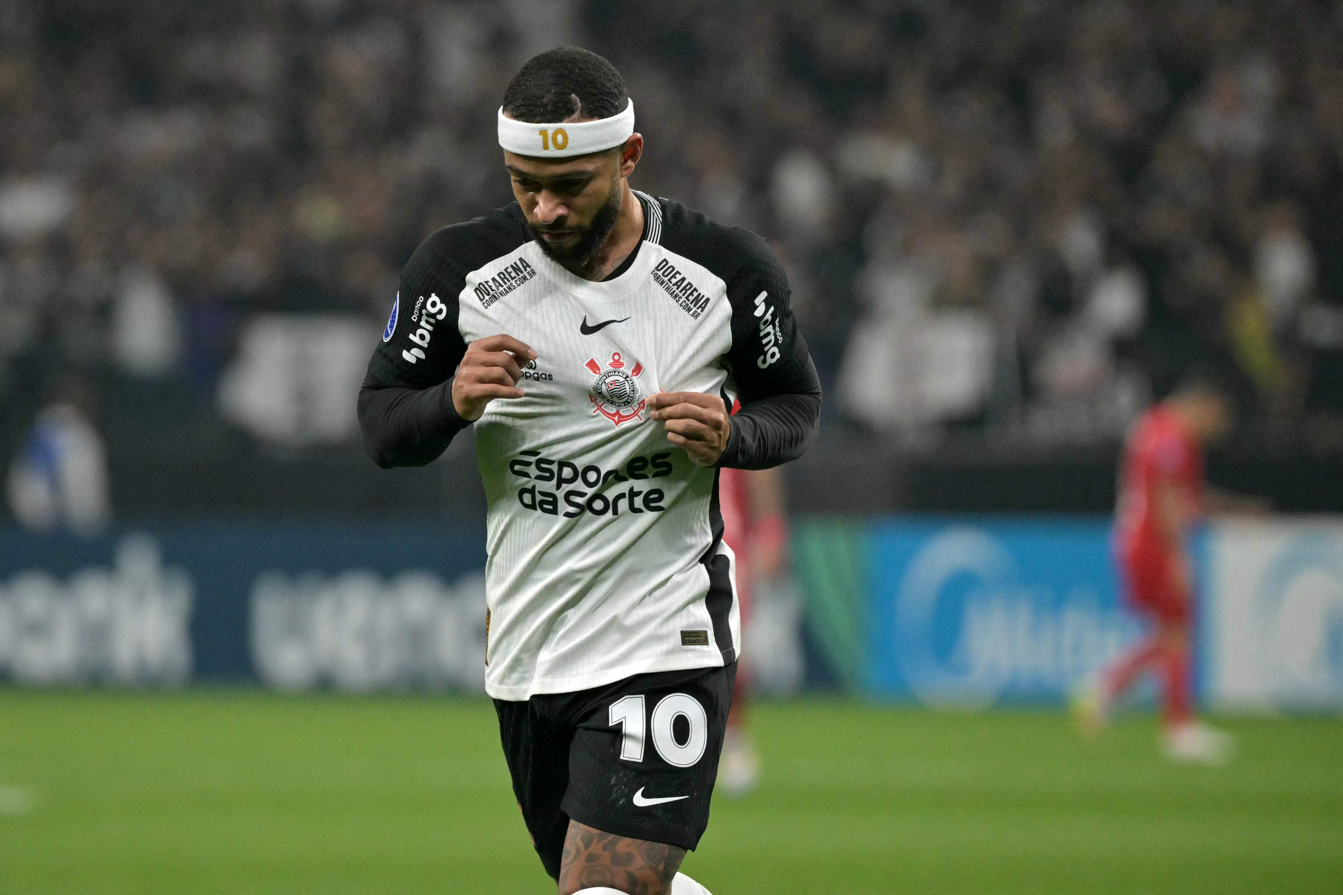 Corinthians' Dutch forward #10 Memphis Depay celebrates after scoring during the Copa Sudamericana group stage football match between Brazil's Corinthians and Colombia's America de Cali at the Neo Quimica Arena stadium in Sao Paulo, Brazil on May 6, 2025. (Photo by NELSON ALMEIDA / AFP)