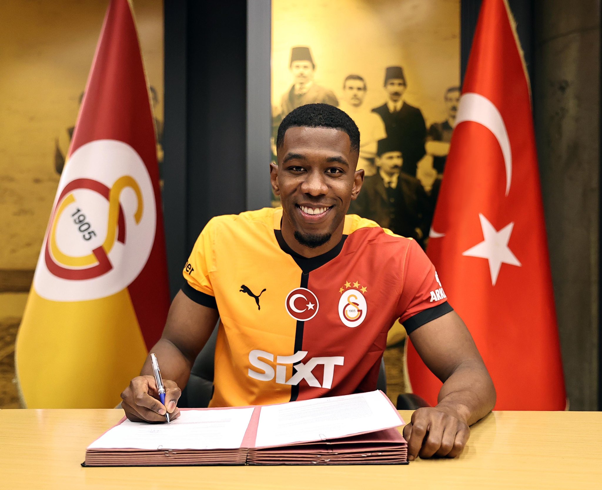 Galatasaray presenta a Carlos Cuesta.