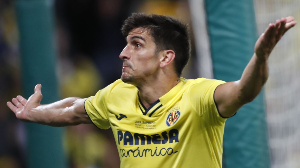 Villarreal&#039;s Gerard Moreno gestures after missing an opportunity to score during the UEFA Super Cup soccer match between Chelsea and Villarreal at Windsor Park in Belfast, Northern Ireland, Wednesday, Aug. 11, 2021. (AP Photo/Peter Morrison)