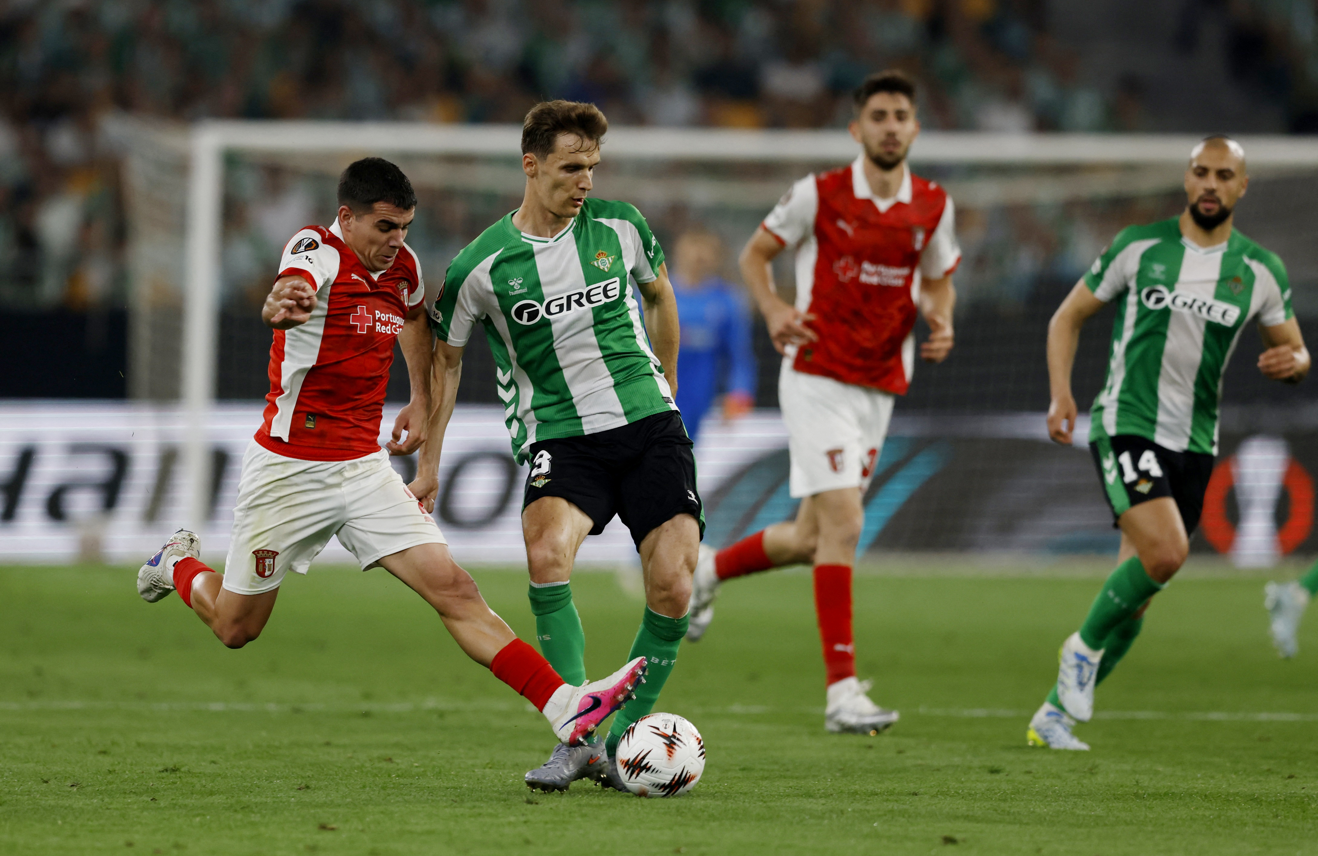 Soccer Football - UEFA Europa League - Quarter Final - Second Leg - Real Betis v S.C. Braga - Estadio de La Cartuja, Seville, Spain - April 16, 2026  S.C. Braga's Victor Gomez in action with Real Betis' Diego Llorente REUTERS/Marcelo Del Pozo