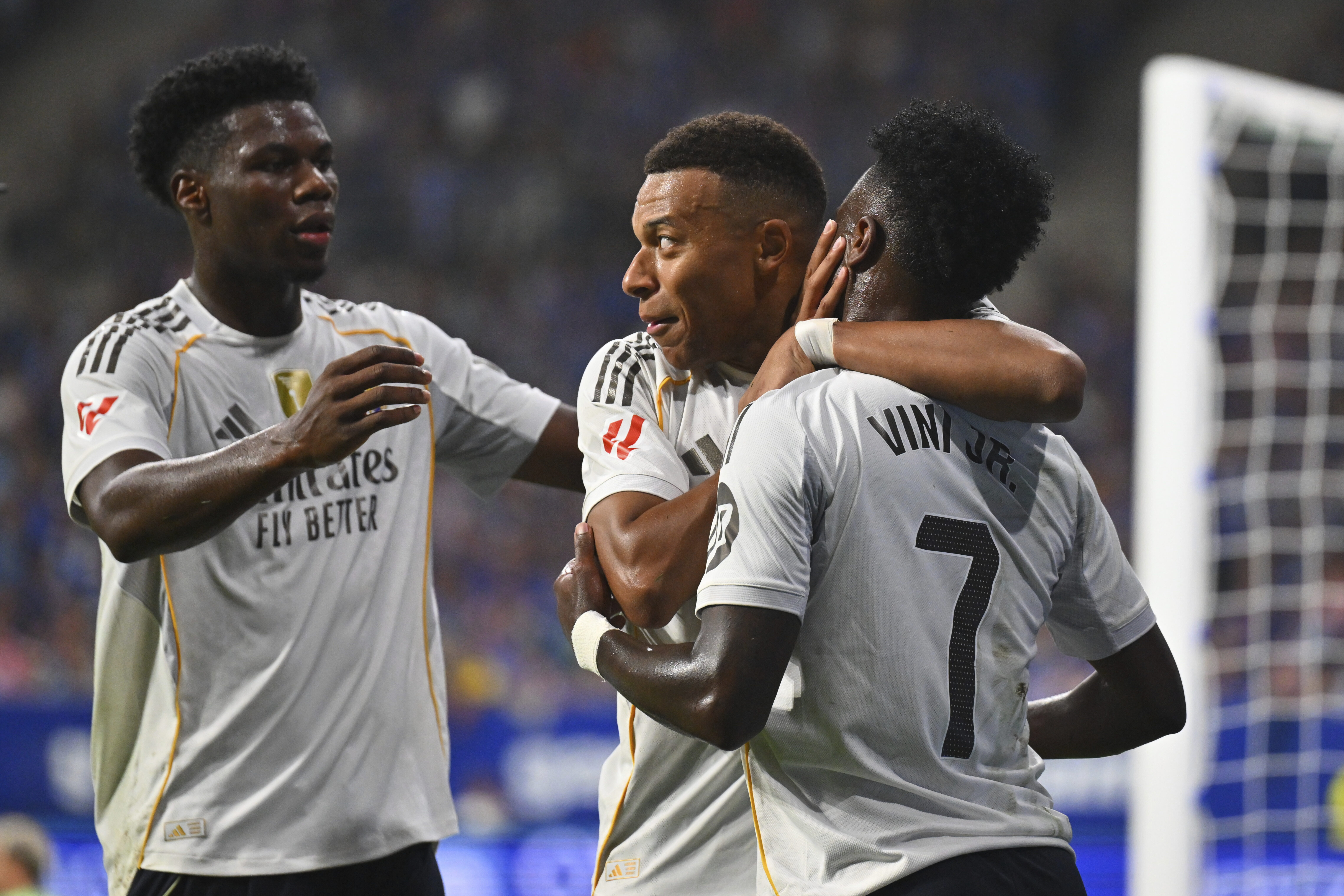 Bostezando, enfadado, Mbappé tapándole la boca... el polémico partido de  Vinicius - AS.com
