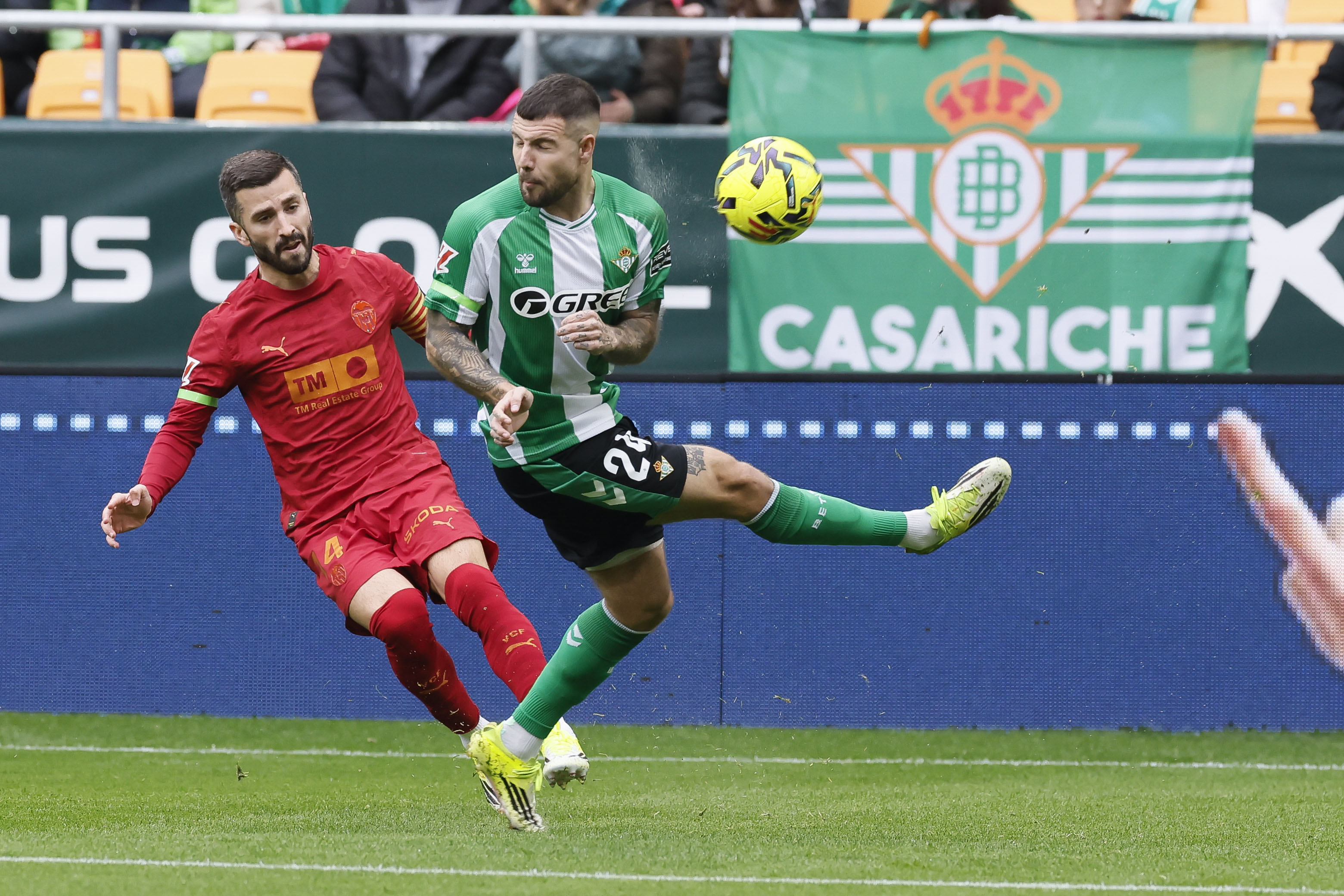 SEVILLA, 01/02/2026.- El delantero del Real Betis Aitor Ruibal (d) ante el defensa del Valencia CF Unai Núñez durante el encuentro correspondiente a la jornada 22 de LaLiga EA Sports disputado este domingo entre el Real Betis y el Valencia CF en el estadio de La Cartuja en Sevilla. EFE/ José Manuel Vidal
