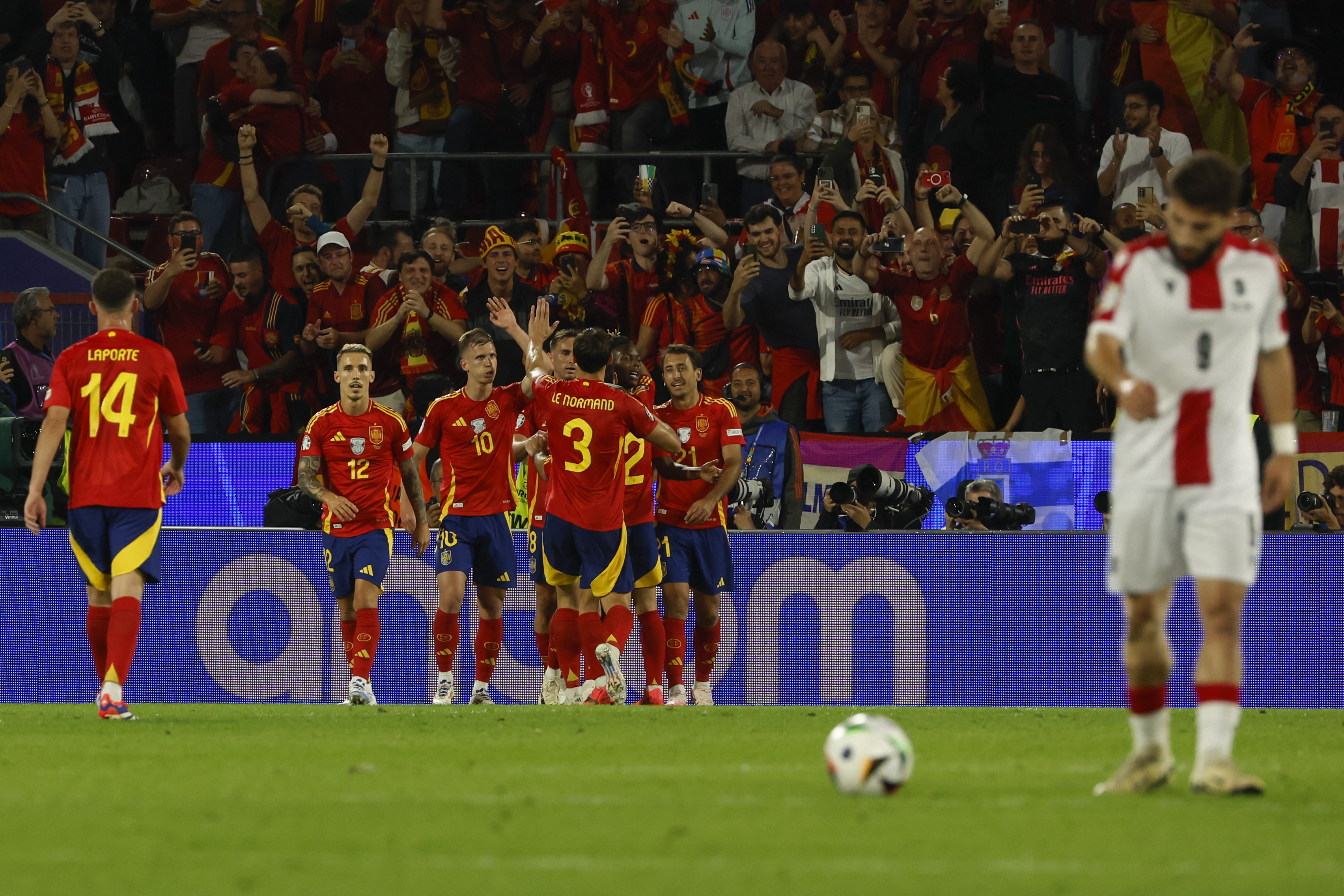 COLONIA (ALEMANIA), 30/06/2024.- Los jugadores de la selección española de fútbol celebran el tercer gol ante Georgia, durante el partido de octavos de final de la Eurocopa que las selecciones de España y Georgia disputan este domingo en Colonia. EFE/J.J.Guillén