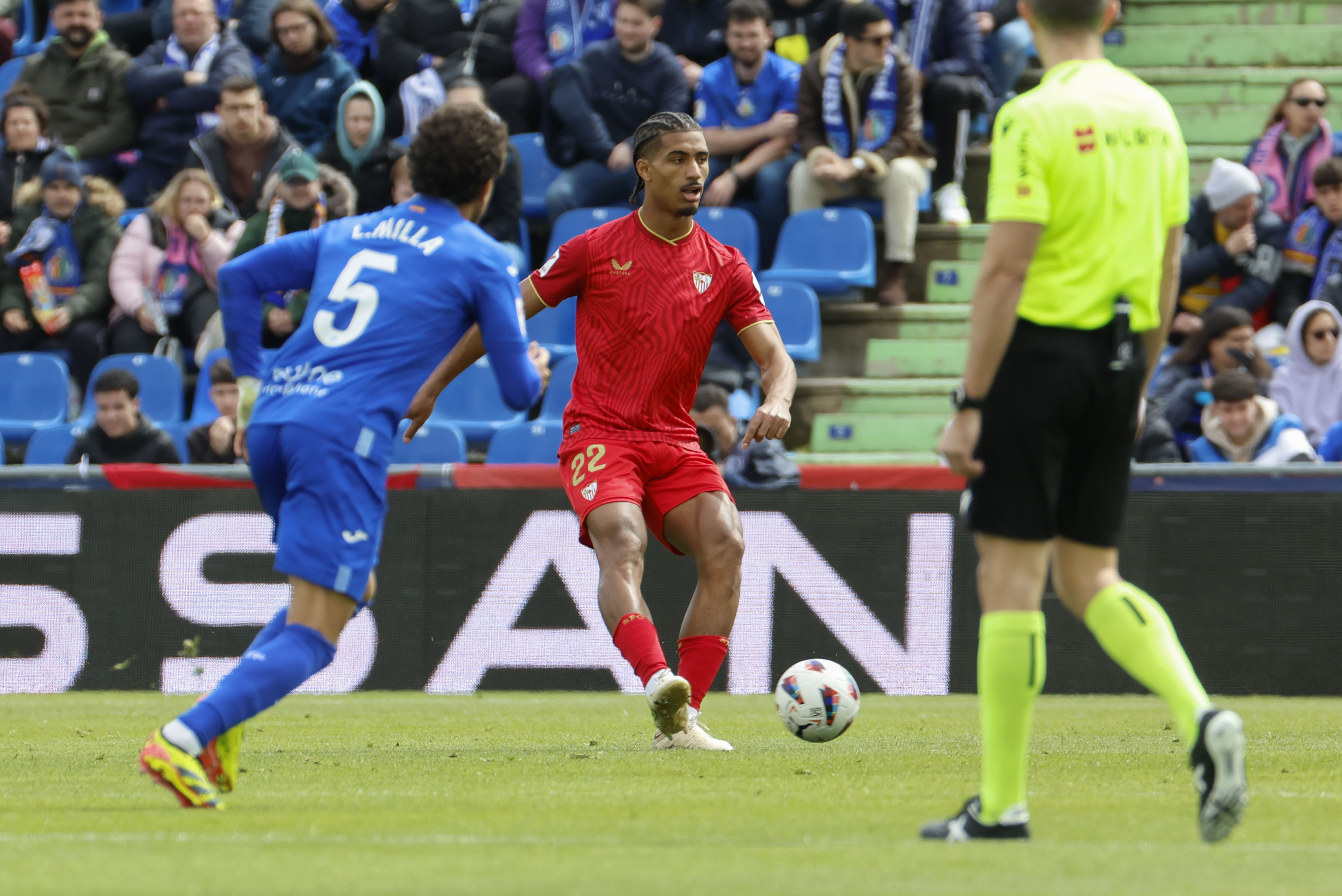 MADRID, 30/03/2024.- El defensa francés del Sevilla FC Loïc Badé circula el balón durante el partido correspondiente a la jornada 30 de LaLiga ante el Getafe, este sábado en Madrid. EFE/ Zipi
