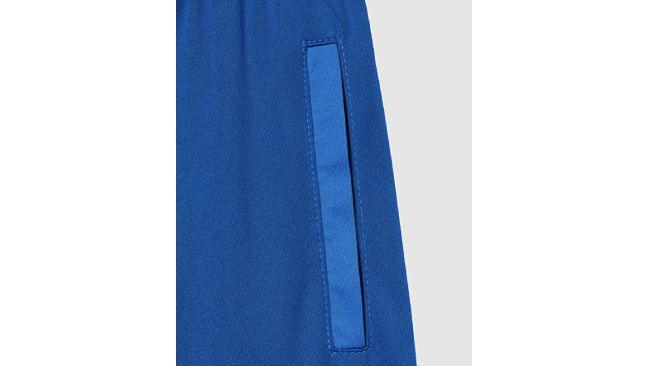 Este es el pantalón corto de deporte más vendido en : de la marca Joma  y en cinco colores - Showroom