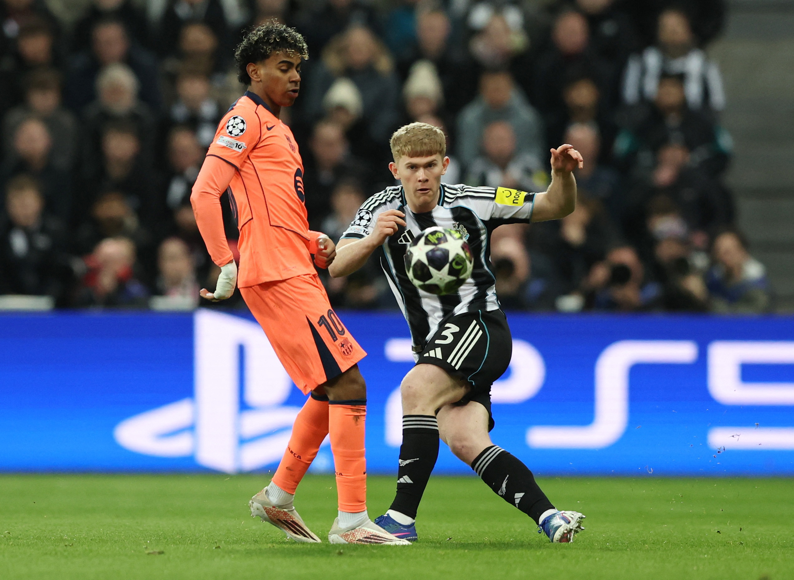 Soccer Football - UEFA Champions League - Round 16 - First Leg - Newcastle United v FC Barcelona - St James' Park, Newcastle, Britain - March 10, 2026 Newcastle United's Lewis Hall in action with FC Barcelona's Lamine Yamal REUTERS/Scott Heppell
