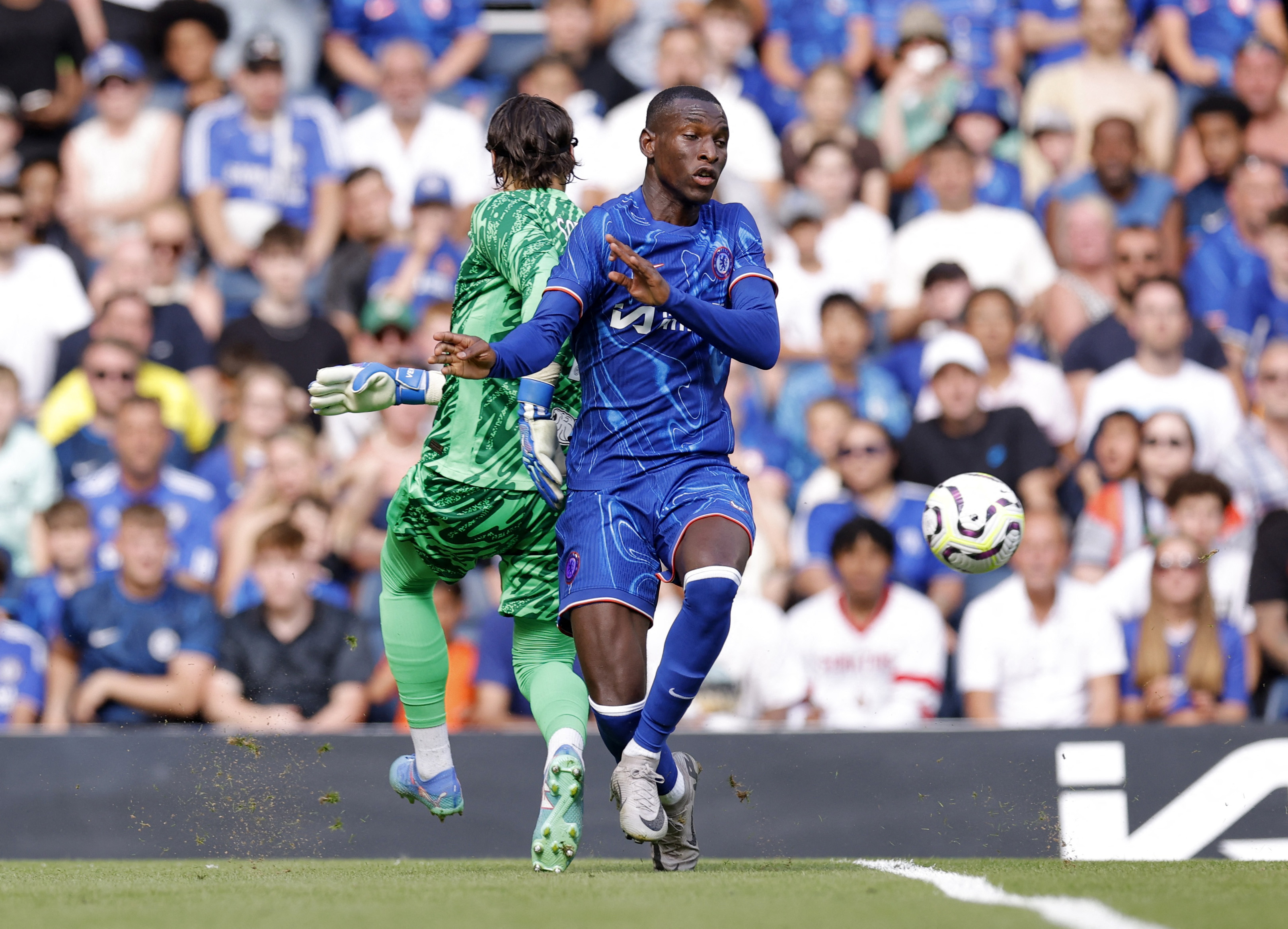 Soccer Football - Pre Season Friendly - Chelsea v Inter Milan - Stamford Bridge, London,  Britain - August 11, 2024 Chelsea's Nicolas Jackson in action with Inter Milan's Yann Sommer Action Images via Reuters/Andrew Couldridge