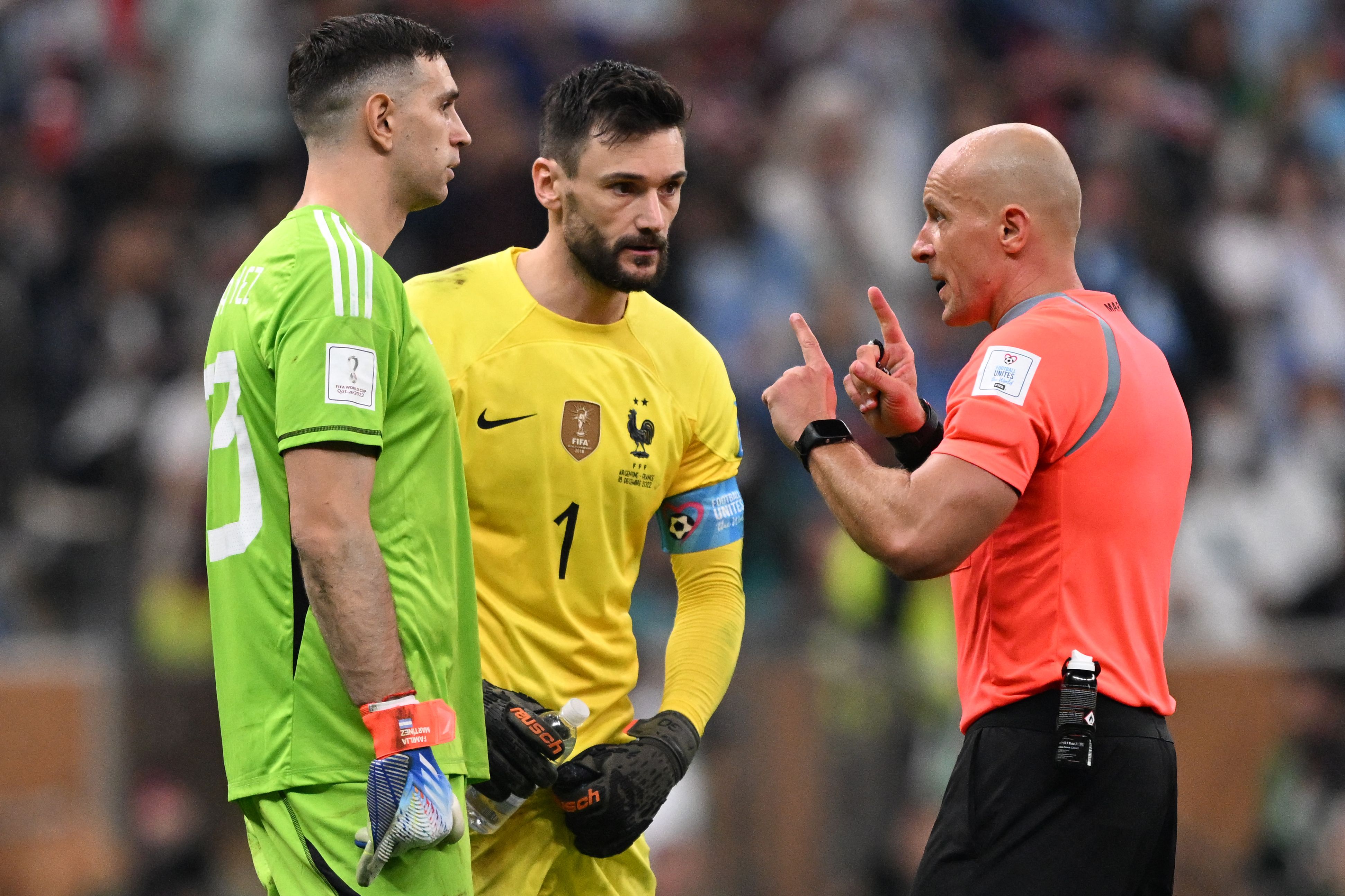 Lloris machaca al Dibu Martínez por sus “estupideces”