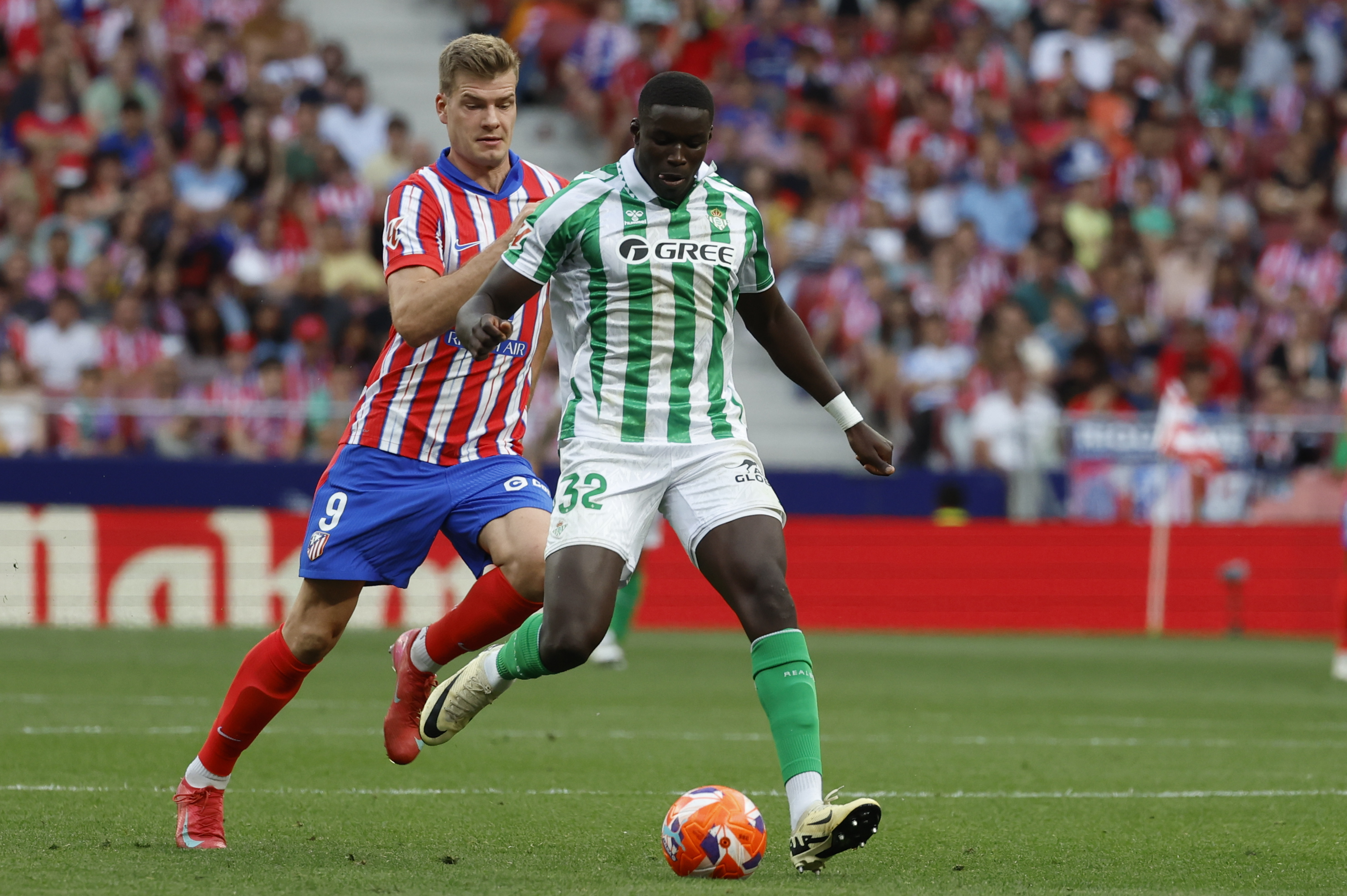 MADRID, 18/05/2025.- El defensa del Betis Nobel Mendy (d) disputa la posesión del balón con el delantero noruego del Atlético de Madrid Alexander Sorloth (i) durante el partido de la jornada 37 de LaLiga entre el Atlético de Madrid y el Real Betis, este domingo en el estadio Metropolitano, en Madrid. EFE/ Mariscal
