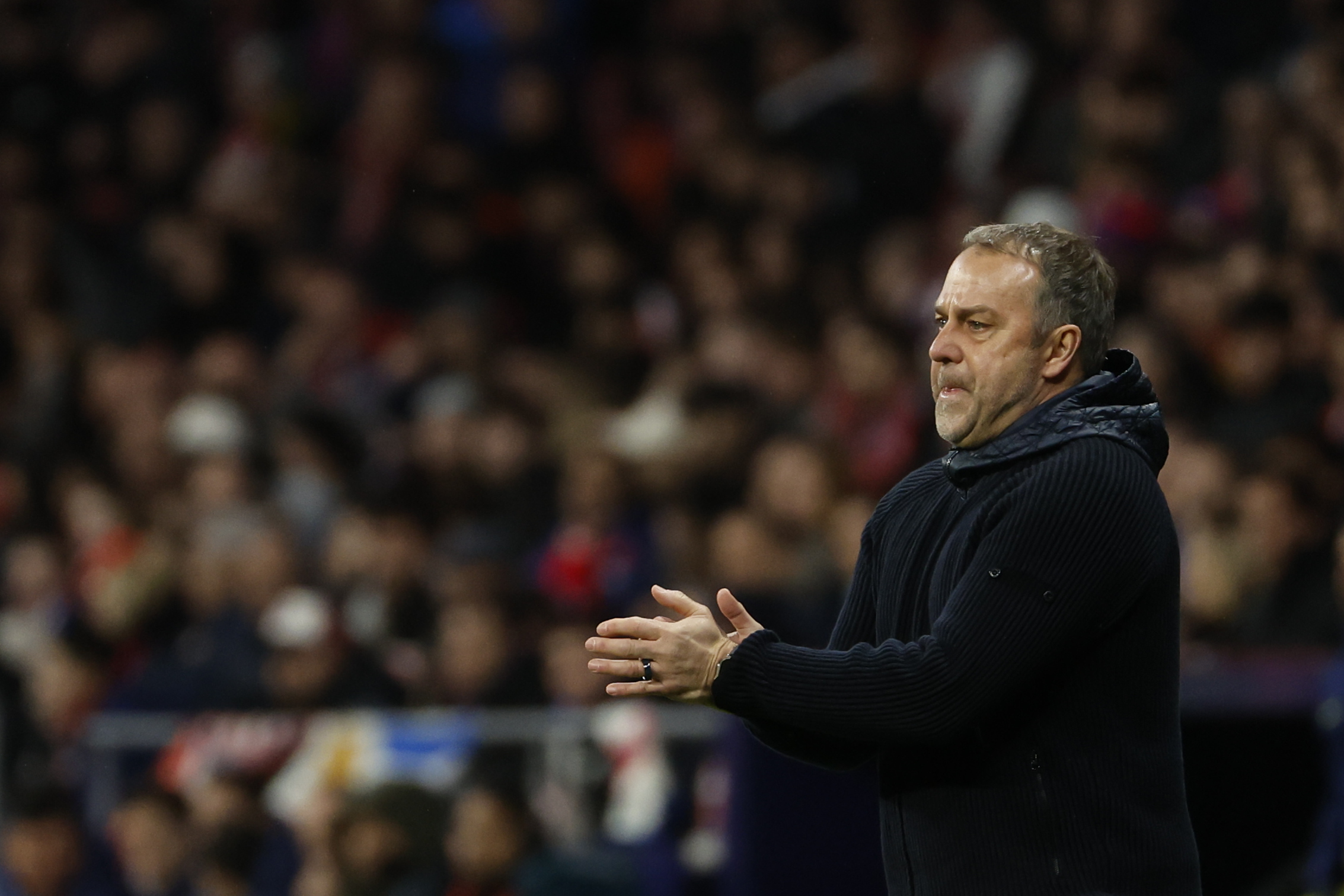 MADRID, 12/02/2026.- El entrenador del FC Barcelona Hansi Flick, durante el partido de ida de la semifinales de la Copa del Rey que Atlético de Madrid y FC Barcelona disputan este jueves en el estadio Metropolitano, en Madrid. EFE/Mariscal
