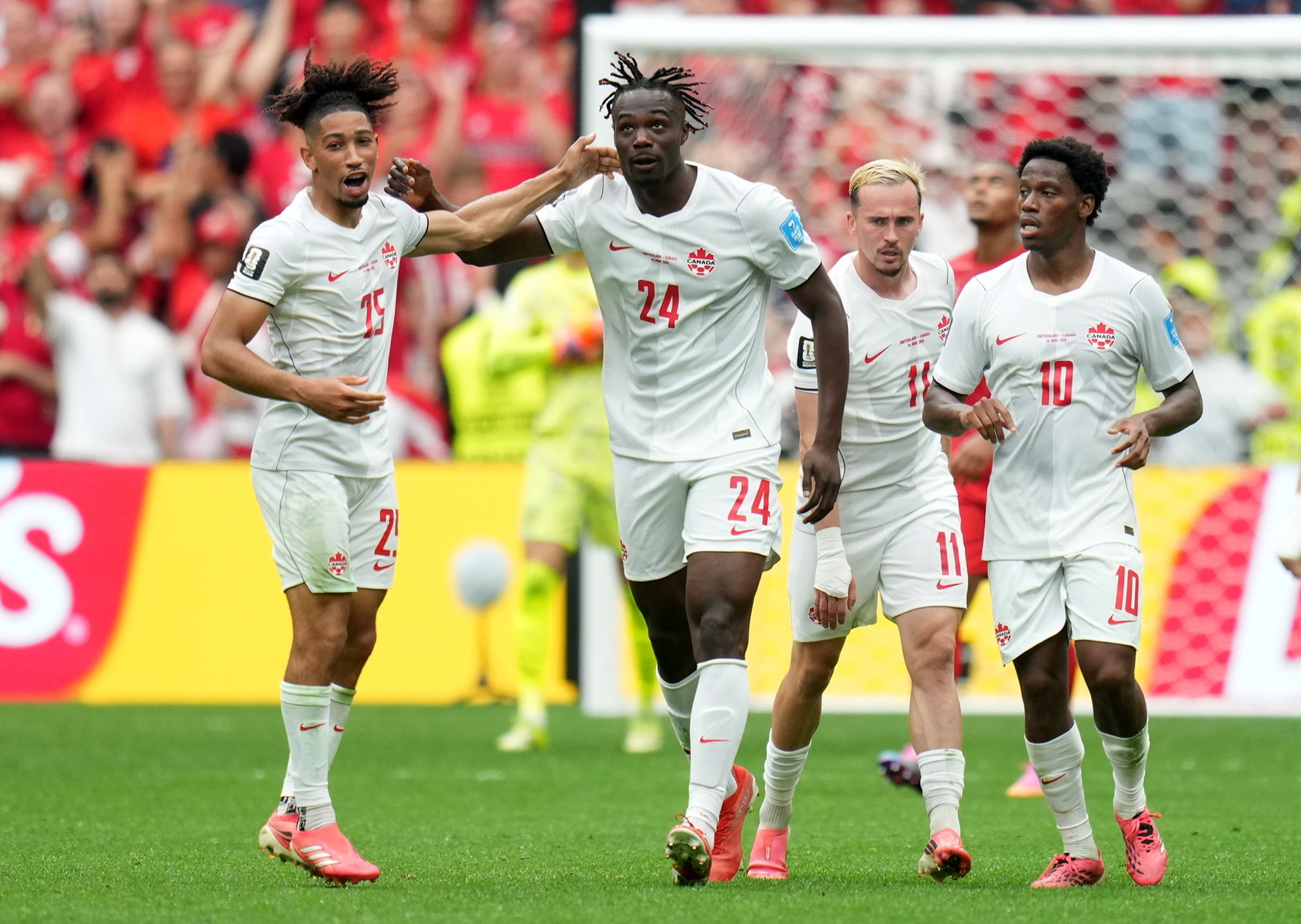 VANCOUVER (Canada), 24/06/2026.- Promise David of Canada celebrates scoring the 2-1 during the FIFA World Cup 2026 group stage match Switzerland against Canada, in Vancouver, Canada, 24 June 2026. (Suiza) EFE/EPA/BOB FRID
