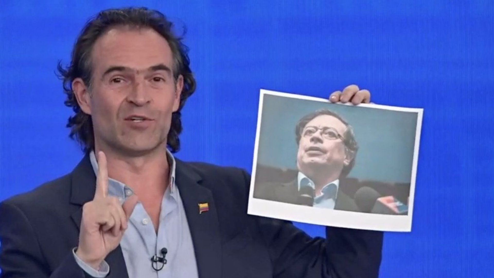 Por qué Fico Gutierrez llevó una foto de Petro al debate? - AS Colombia