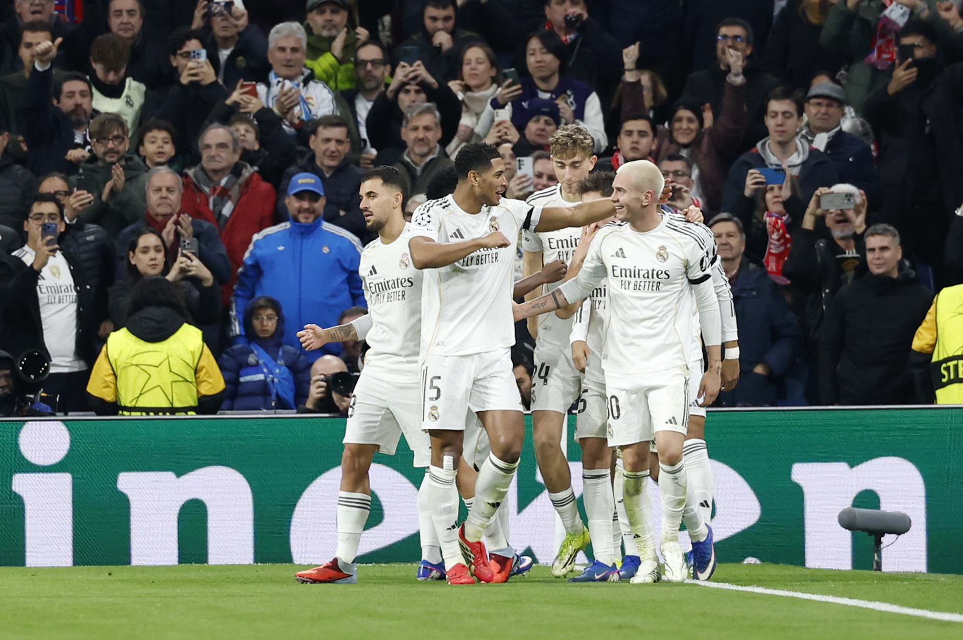 Franco Mastantuono celebra el tercer gol con sus compañeros de equipo.