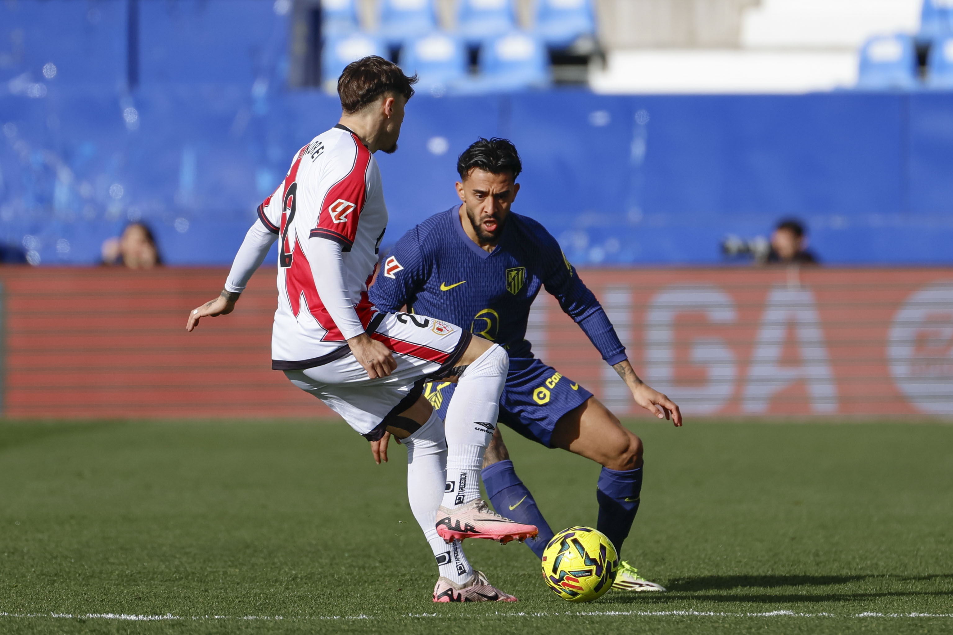 LEGANÉS (C A MADRID), 15/02/2026.- El defensa rumano del Rayo Vallecano Andrei Ratiu (i) pelea un balón con el centrocampista argentino del Atlético de Madrid Nico González durante el calentamiento previo al partido de la jornada 24 de LaLiga que disputan el Rayo Vallecano y el Atlético de Madrid, en el estadio Butarque de Leganés, este domingo. EFE/ Mariscal
