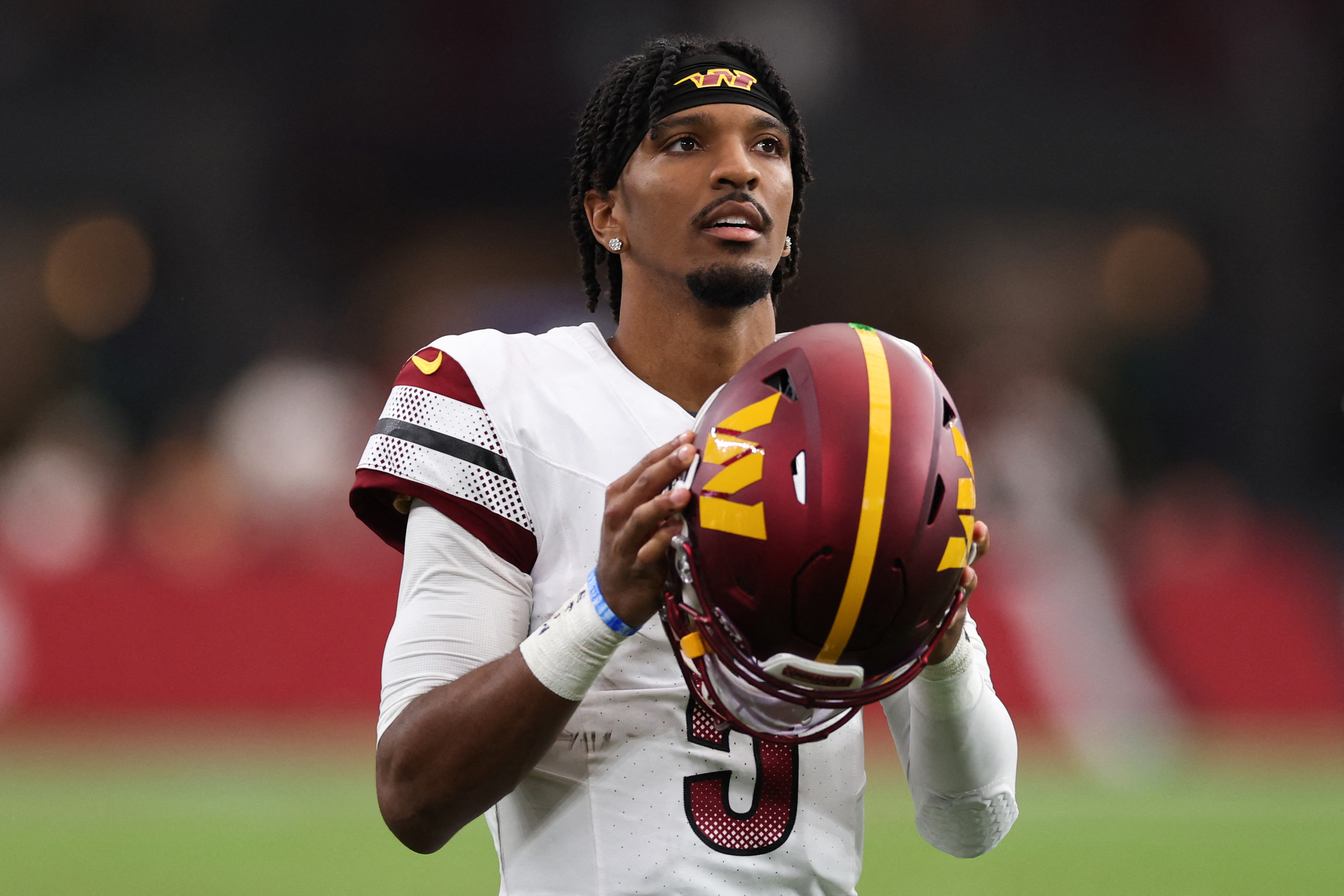 Jayden Daniels #5 of the Washington Commanders looks on during the second half against the Arizona Cardinals at State Farm Stadium on September 29, 2024 in Glendale, Arizona.   Christian Petersen/Getty Images/AFP (Photo by Christian Petersen / GETTY IMAGES NORTH AMERICA / Getty Images via AFP)