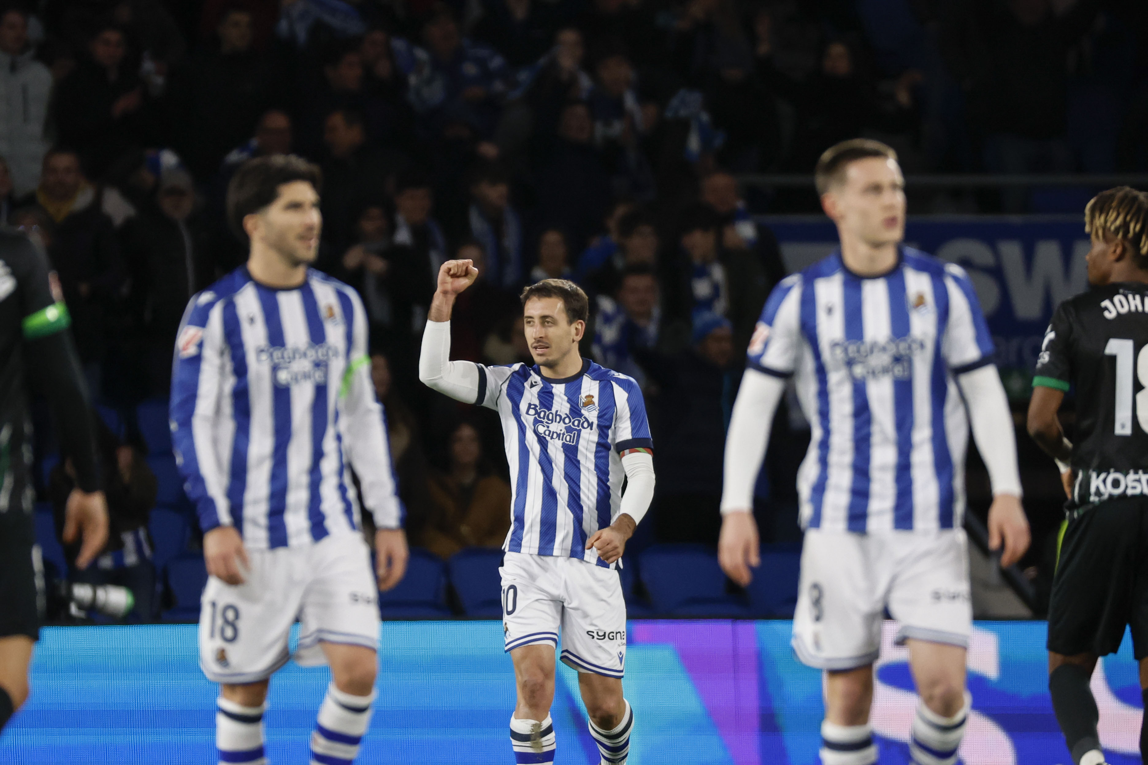 SAN SEBASTIÁN, 07/02/2026.- El delantero de la Real Sociedad Mikel Oyarzabal (c) celebra el segundo gol de su equipo durante el partido de LaLiga entre la Real Sociedad y el Elche, este sábado en el estadio de Anoeta. EFE/ Javier Etxezarreta