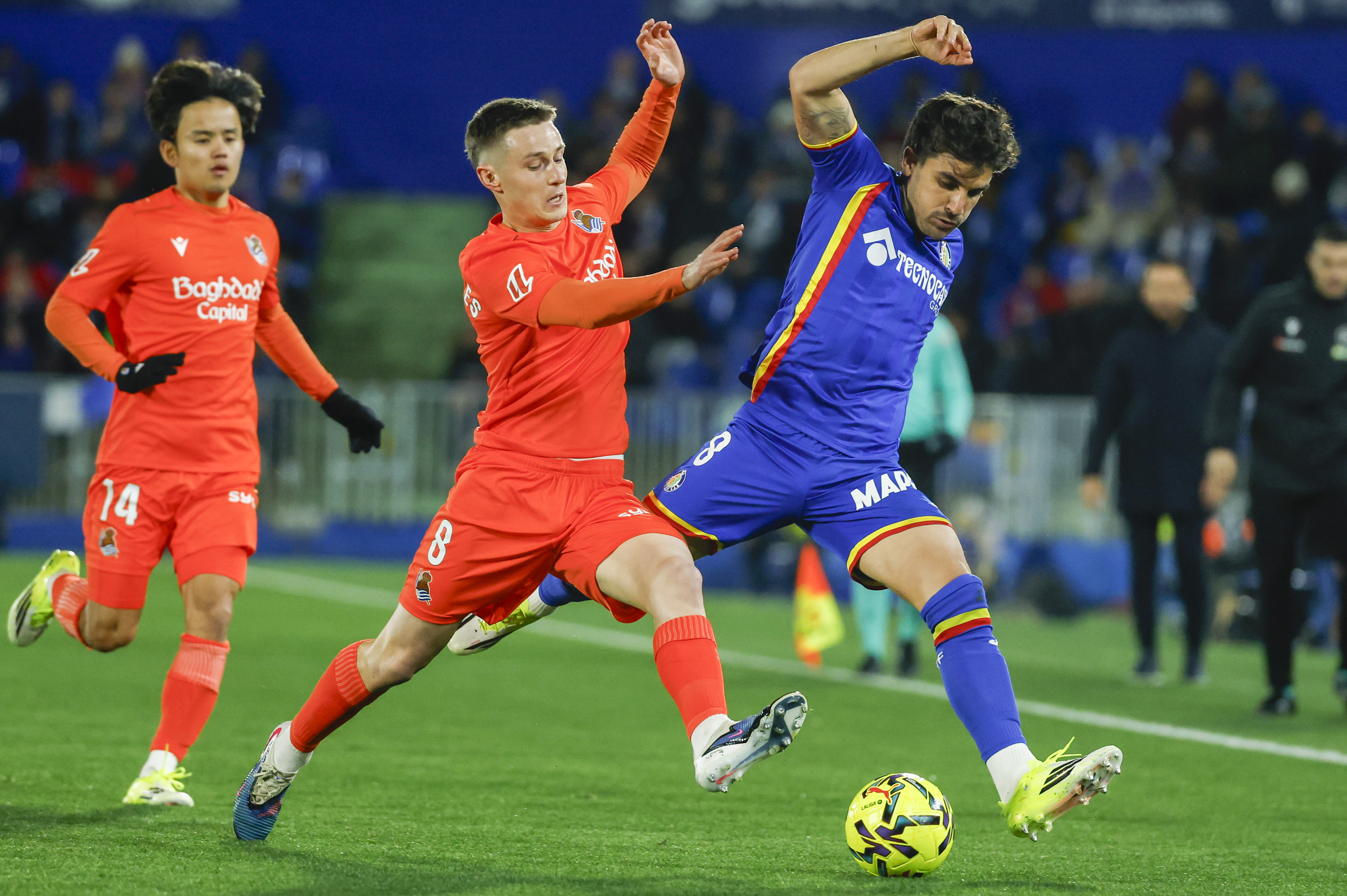 GETAFE (COMUNIDAD DE MADRID), 09/01/2026.- El centrocampista del Getafe Mauro Arambarri (d) pelea un balón ante el centrocampista de la Real Sociedad Beñat Turrientes durante el partido de la jornada 19 de LaLiga EA Sports que disputan Getafe CF y la Real Sociedad este viernes, en el Coliseum de Getafe (Comunidad de Madrid). EFE/ Juanjo Martín