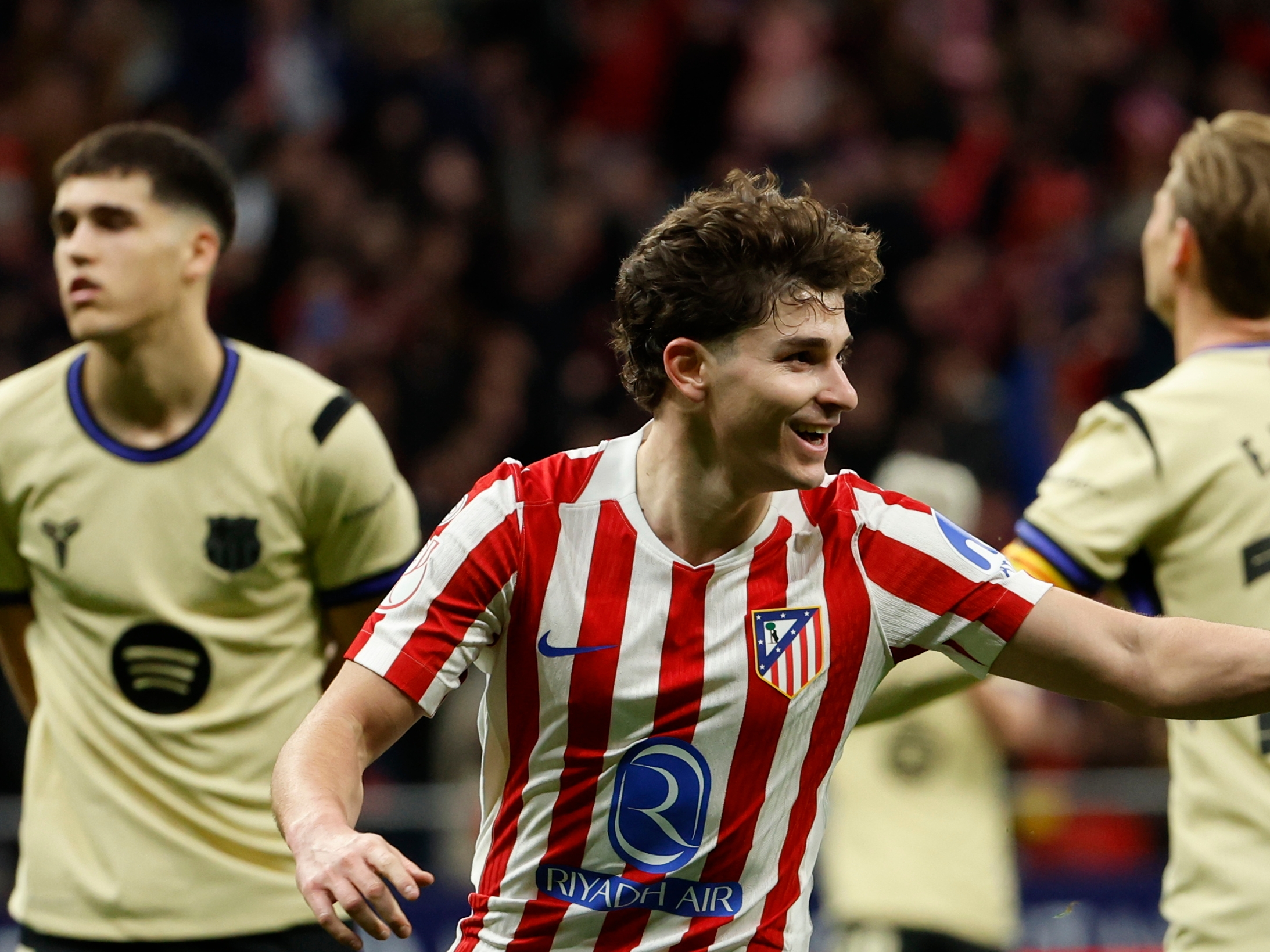 MADRID, 12/02/2026.- El delantero del Atlético de Madrid Julián Álvarez celebra su gol, cuarto del equipo rojiblanco, durante el partido de ida de la semifinales de la Copa del Rey que Atlético de Madrid y FC Barcelona disputan este jueves en el estadio Metropolitano, en Madrid. EFE/Mariscal
