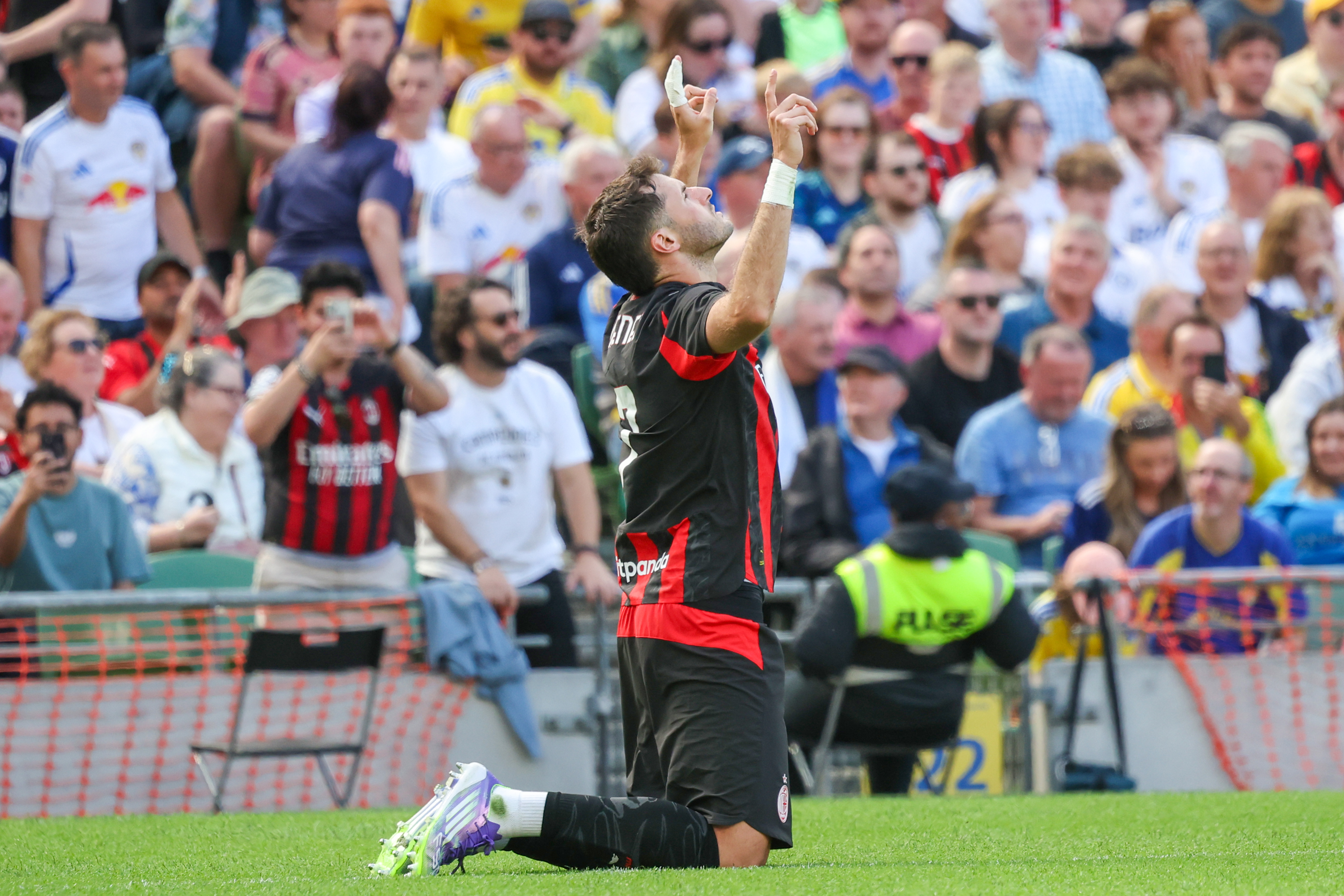 Santiago Giménez podría salir en la operación de Conrad Harder