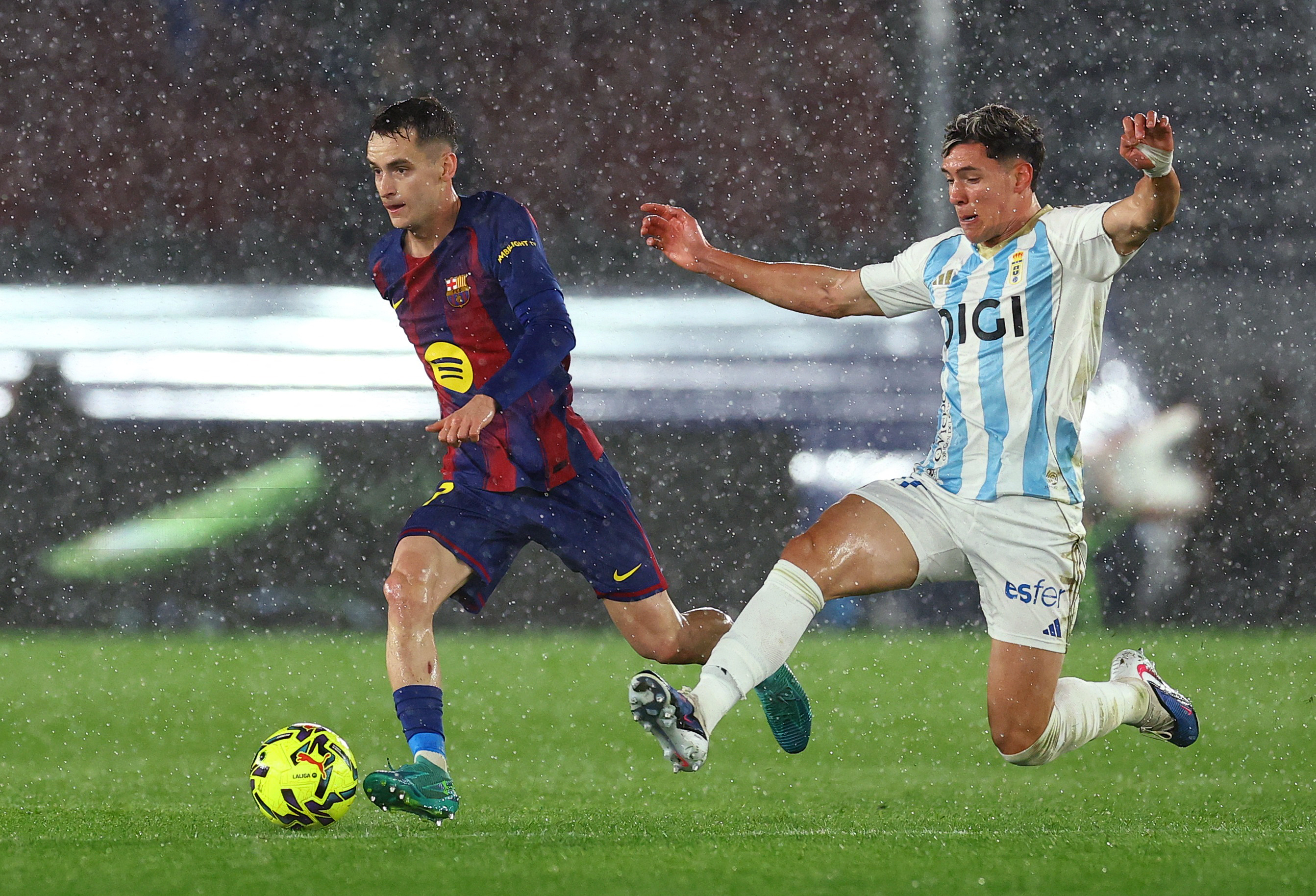 Soccer Football - LaLiga - FC Barcelona v Real Oviedo - Spotify Camp Nou, Barcelona, Spain - January 25, 2026 FC Barcelona's Marc Casado in action with Real Oviedo's Thiago Borbas REUTERS/Albert Gea