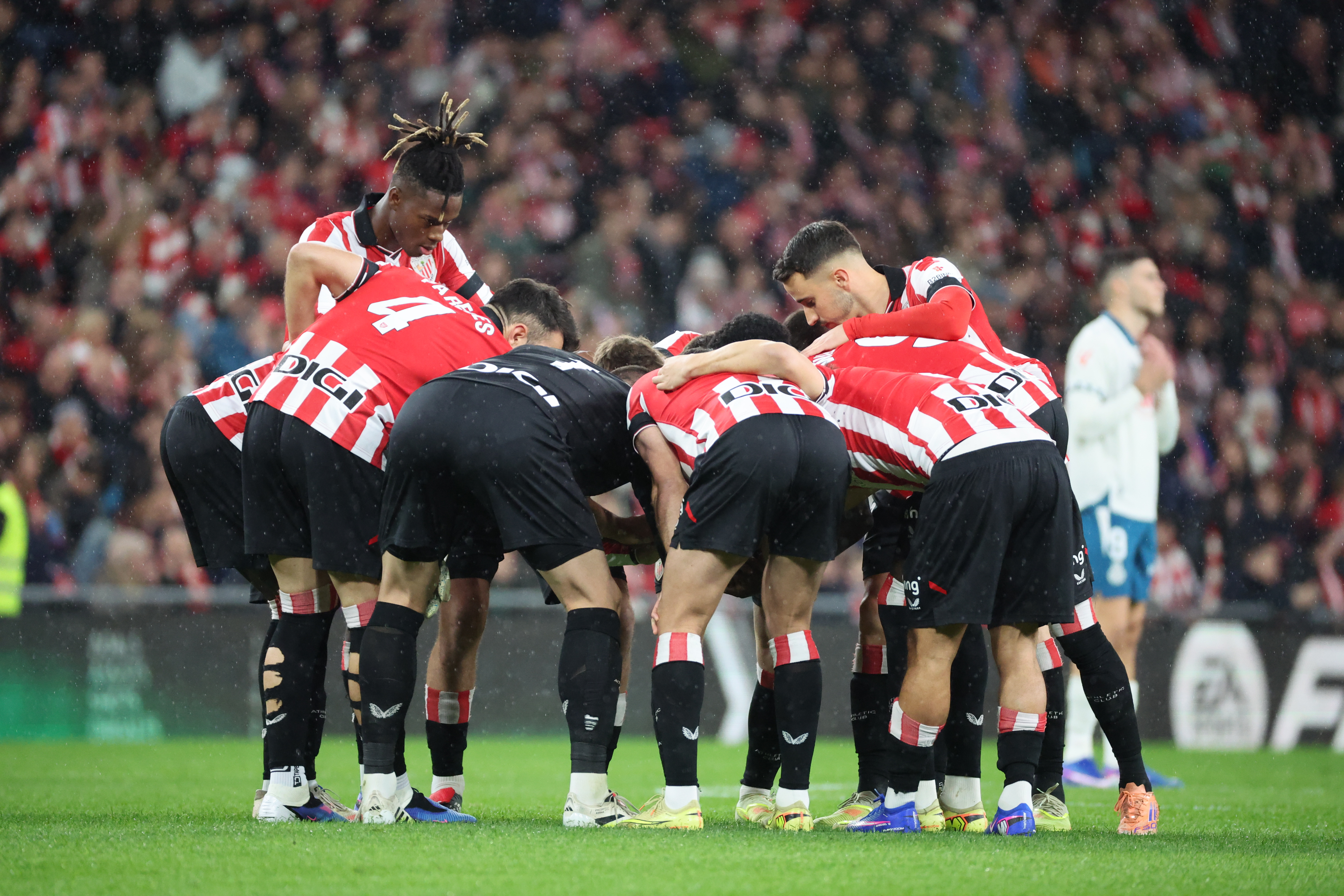 BILBAO, 22/12/2025.- Los jugadores del Athletic Club antes de comenzar el partido de la jornada 17 de LaLiga que Athletic Club de Bilbao y RCD Espanyol disputan este lunes en San Mamés. EFE/Luis Tejido

