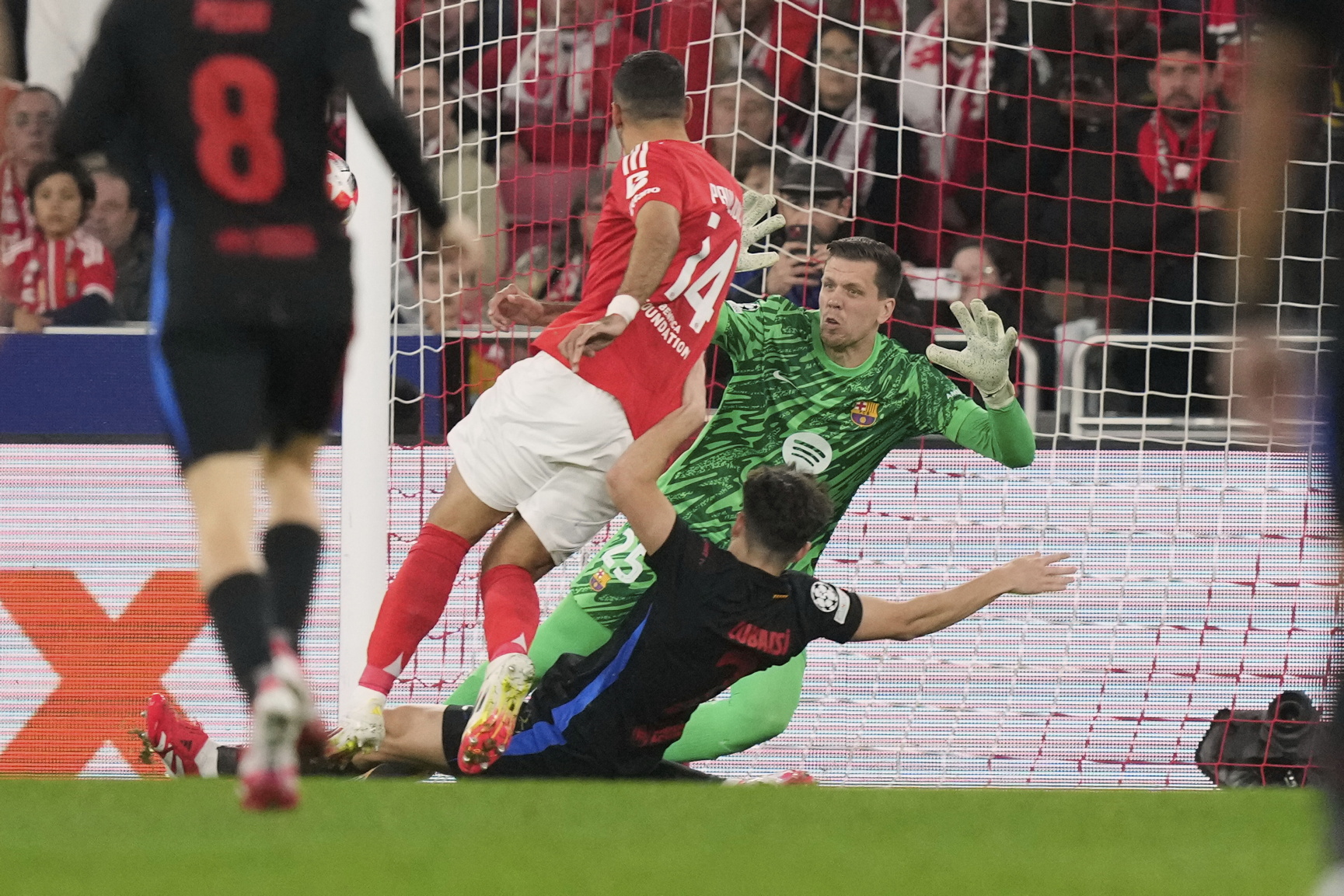 1-0. Fulgurante contraataque de las ?guilas. ?lvaro Carreras asiste desde el carril izquierdo a Vangelis Pavlidis que empalma el baln desde el corazn del rea y fusila a Wojciech Szczesny para anotar el primero.