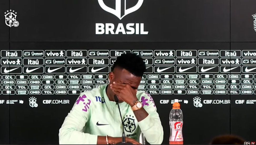 El momento en el que Vinicius rompe a llorar en plena rueda de prensa